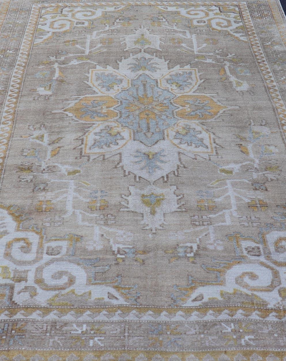 Measures: 6'7 x 9'6 
Vintage Hand Knotted Turkish Oushak Kars in Earthy Tones and Yellow Colors. circa/1940 Keivan Woven Arts / rug/ EN-178854 mid-20th century. 

This vintage Turkish rug, (circa mid-20th century) features a unique blend of