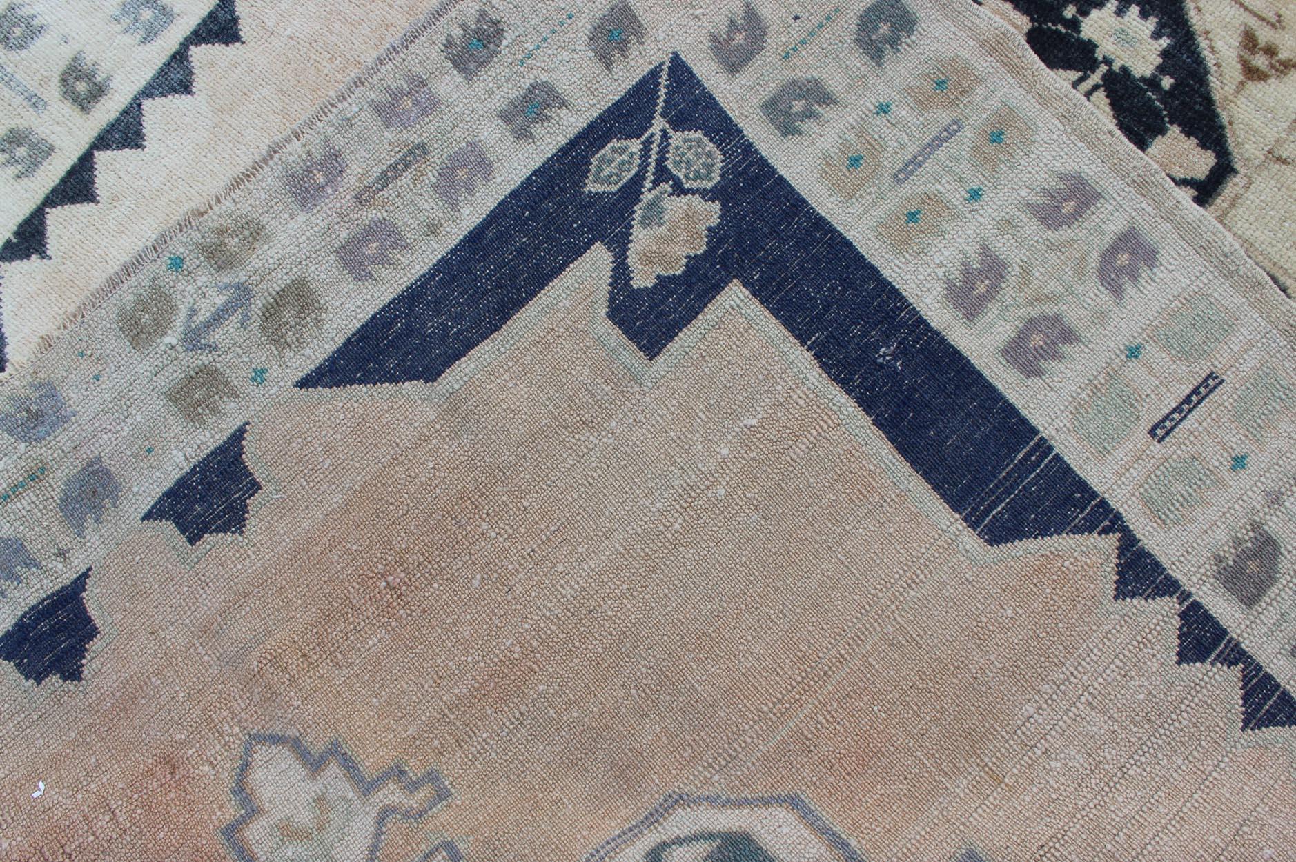 Tapis turc Oushak vintage noué à la main avec médaillon central en bleu et crème en vente 5