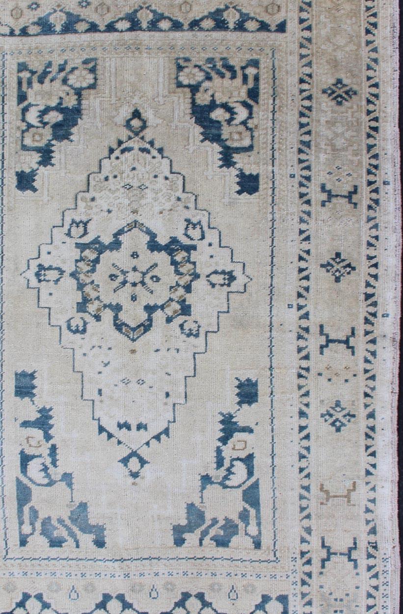 Faded vintage Turkish Oushak rug with Central Medallion in cream and blue, rug TU-MTU-4901, Keivan Woven Arts country of origin / type: Turkey / Oushak, circa 1940


This sublime and enchanting vintage rug, a gorgeous Oushak rug made in Turkey