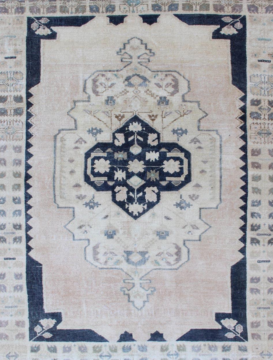 Noué à la main Tapis turc Oushak vintage noué à la main avec médaillon central en bleu et crème en vente