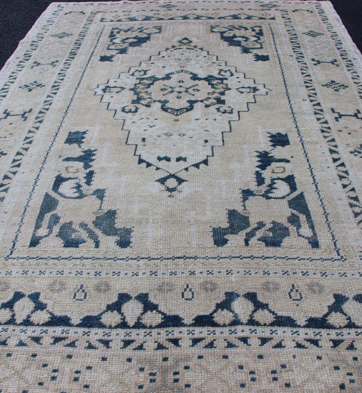 Vintage Hand Knotted Turkish Oushak Rug with Central Medallion in Blue and Cream In Good Condition For Sale In Atlanta, GA