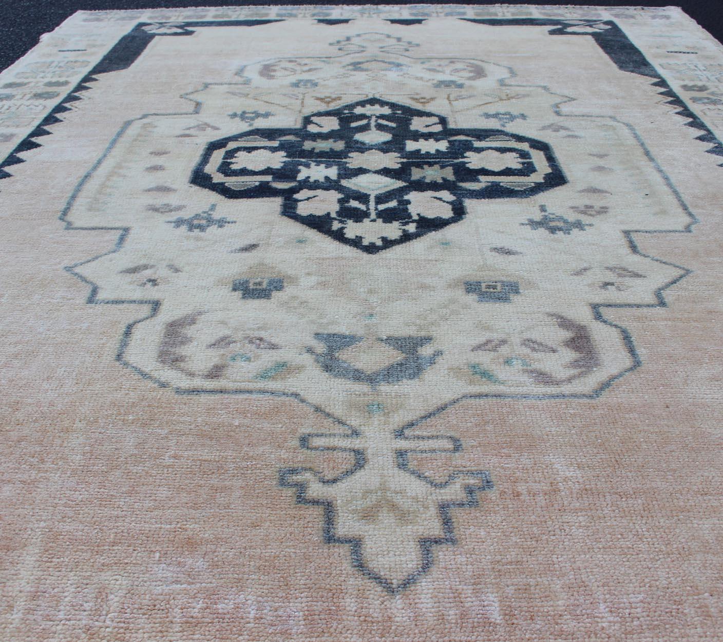 Laine Tapis turc Oushak vintage noué à la main avec médaillon central en bleu et crème en vente