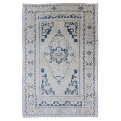 Handgeknüpfter türkischer Oushak-Teppich mit zentralem Medaillon in Blau und Creme