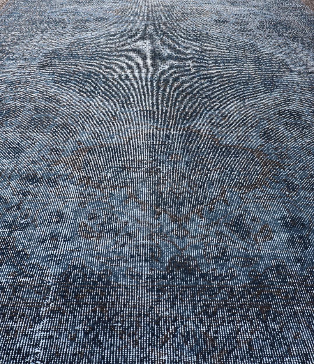 Tapis turc Oushak noué à la main, bleu foncé et anthracite en vente 1