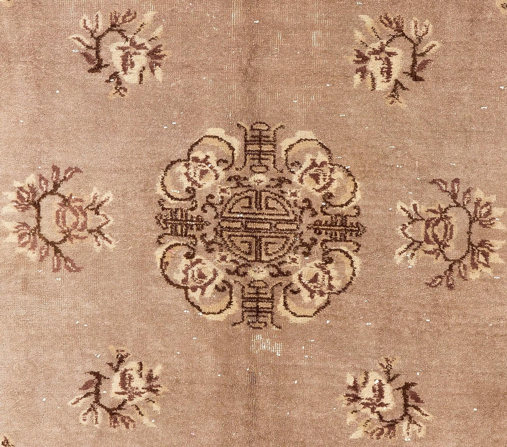 Chinesischer Art-Déco-Teppich in weichem, verblasstem Taupe, Braun und Beige, 5,2 x 8 m (Türkisch) im Angebot