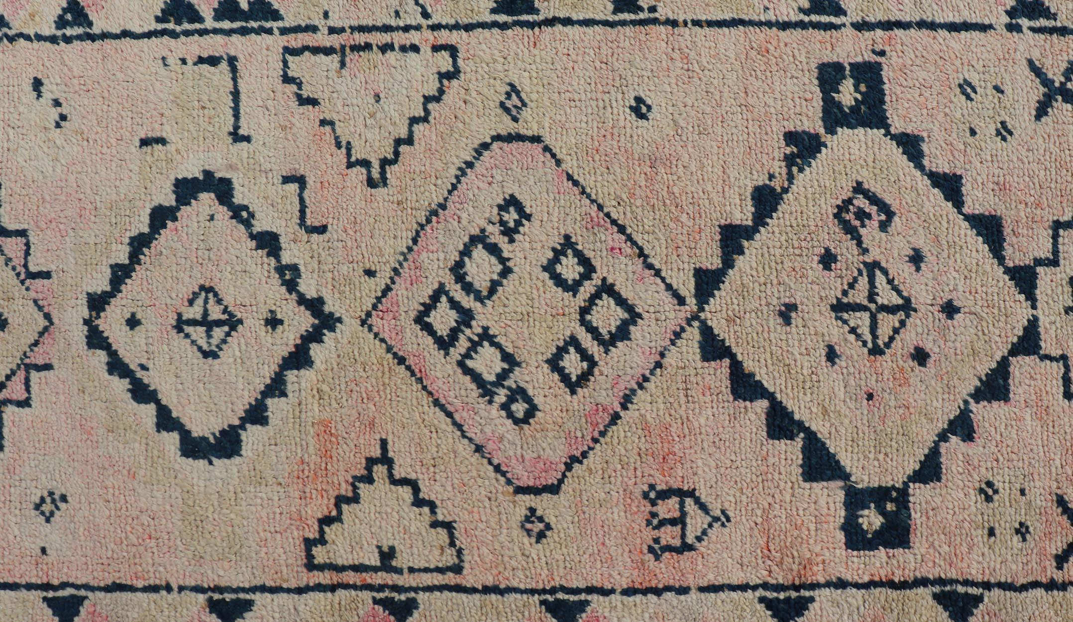 Vintage runner turco annodato a mano in Oushak con motivi tribali in blu e arancione tenue, Keivan Woven Arts / tappeto TU-MTU-161, paese d'origine/tipo: Turchia / Oushak, circa 1960
Misure: 2'10 x 11'8.