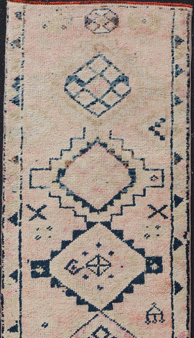 Oushak Runner turco vintage annodato a mano con design tribale in tonalità tenui in vendita