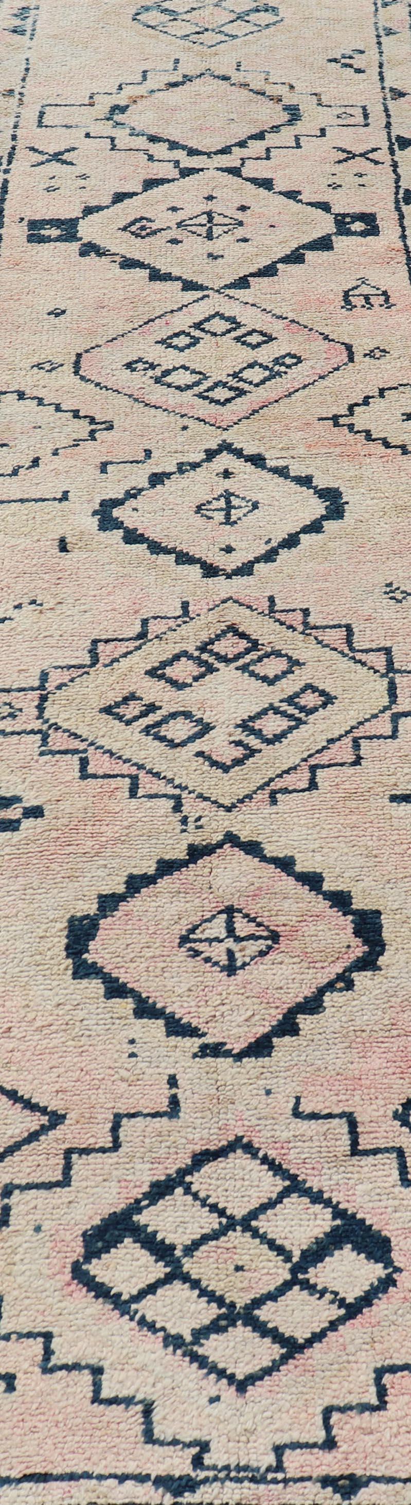 Runner turco vintage annodato a mano con design tribale in tonalità tenui In condizioni buone in vendita a Atlanta, GA