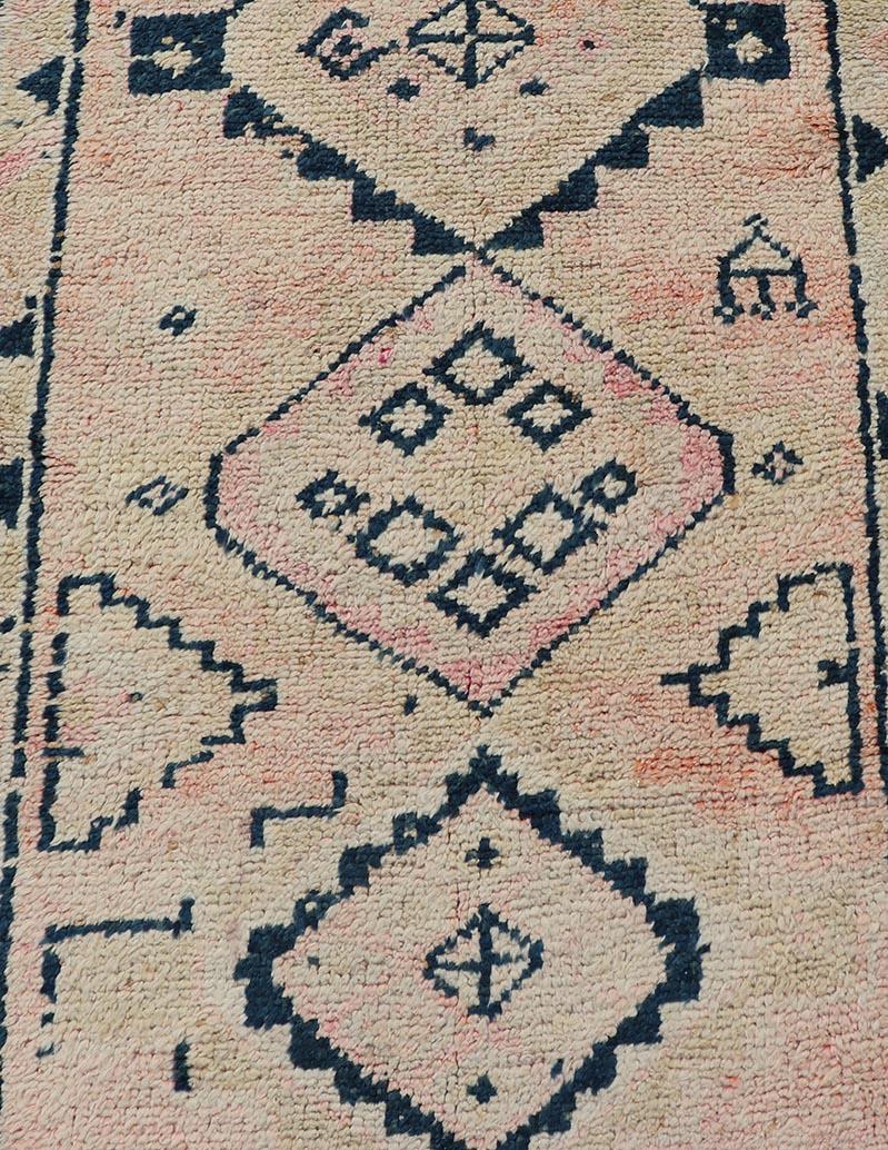 Lana Runner turco vintage annodato a mano con design tribale in tonalità tenui in vendita