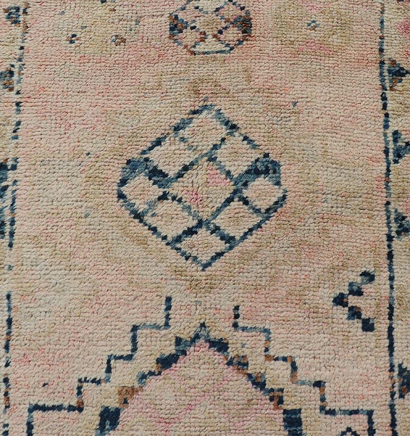 Runner turco vintage annodato a mano con design tribale in tonalità tenui in vendita 1