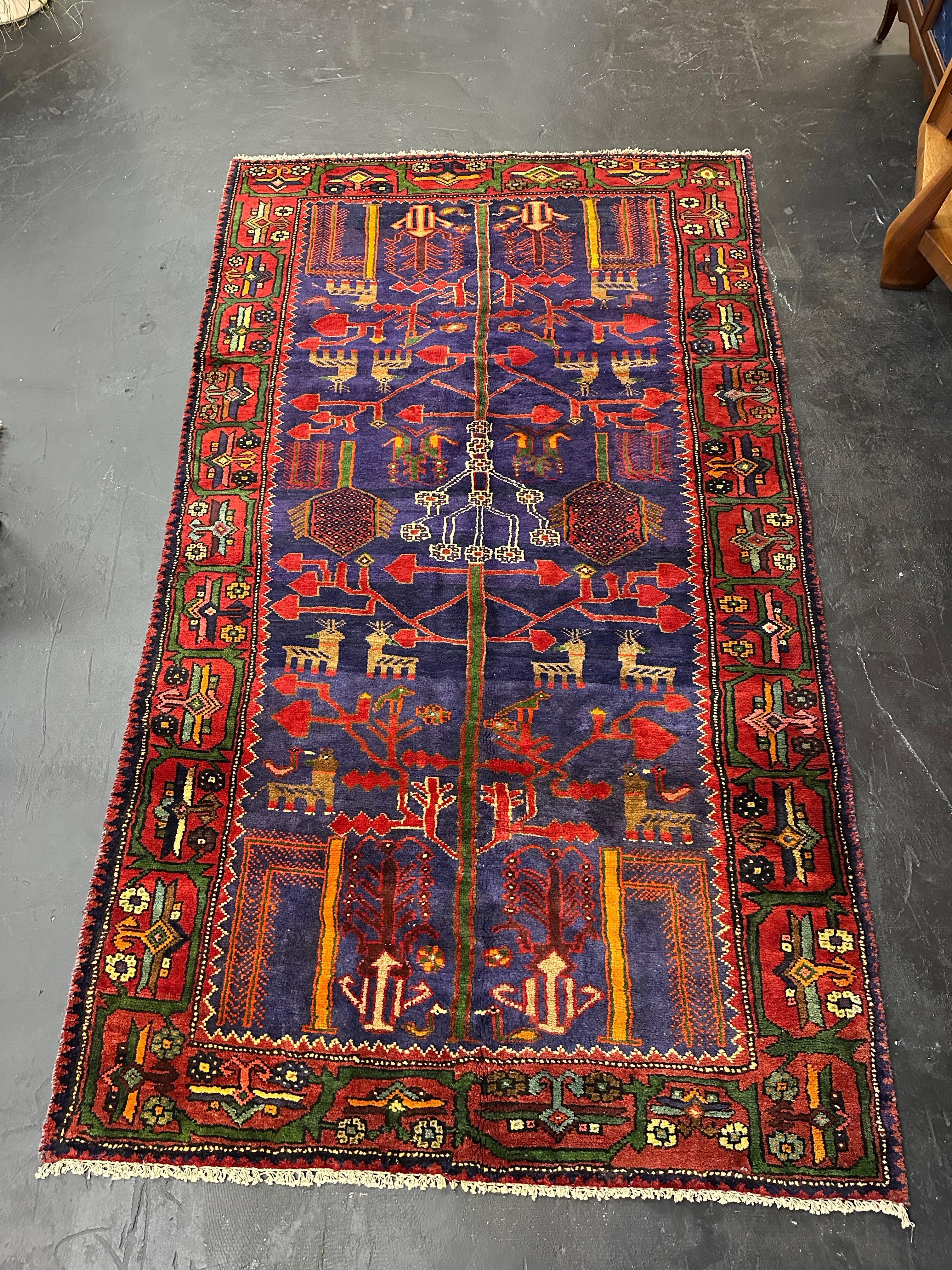 Vintage handgeknüpfte türkische Wolle Akzent sind Teppich. Satte, leuchtende Rot-, Kobalt- und Grüntöne mit Akzenten in Creme, Petrol, Orange und Hellbraun. Vom Lebensbaum inspiriertes Muster mit geometrischer Blumenbordüre. 8,5'L x 5'B