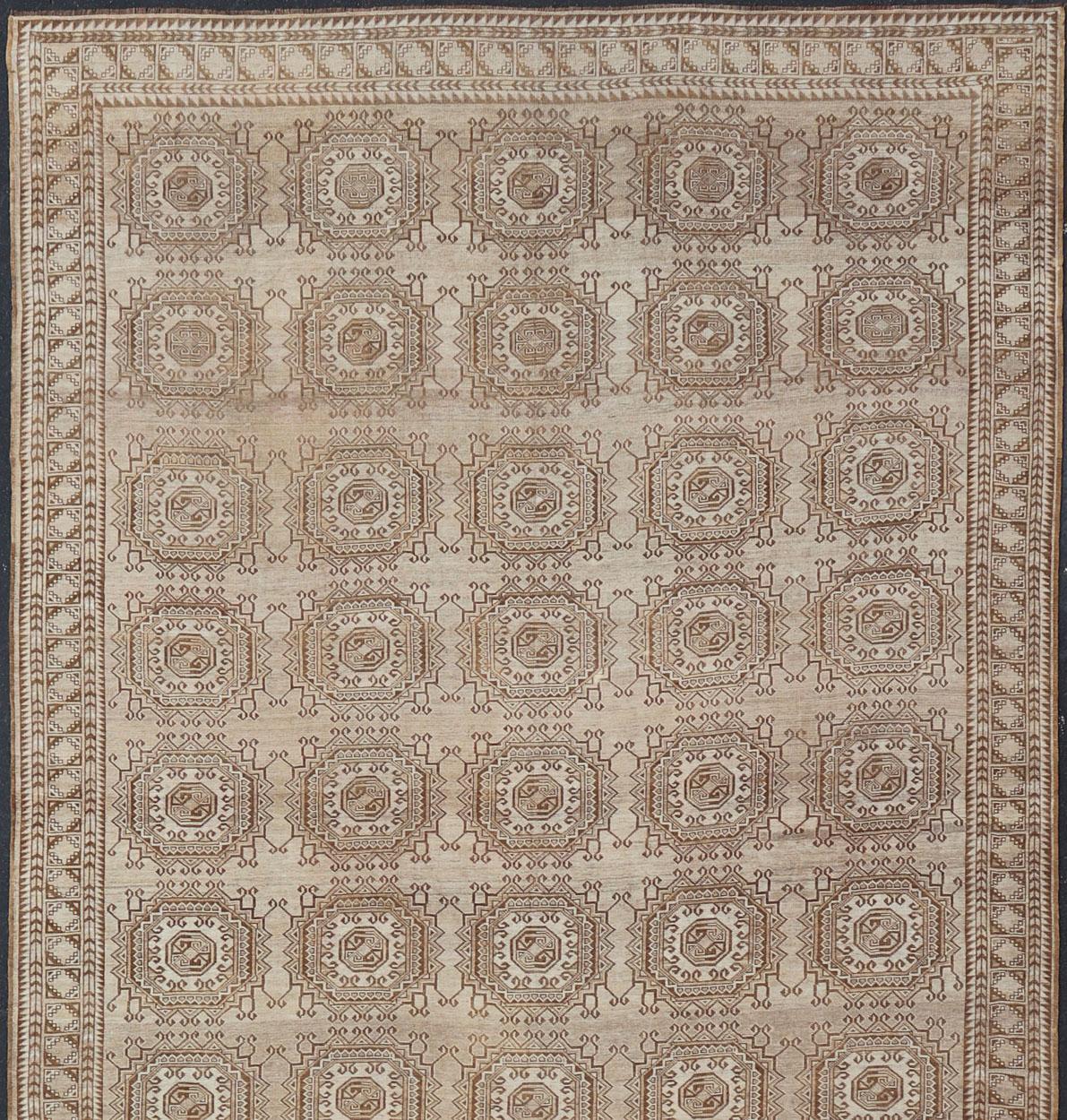 Handgeknüpfter türkischer Teppich mit wiederkehrendem, subgeometrischem achteckigem Design, Vintage (Turkestan) im Angebot