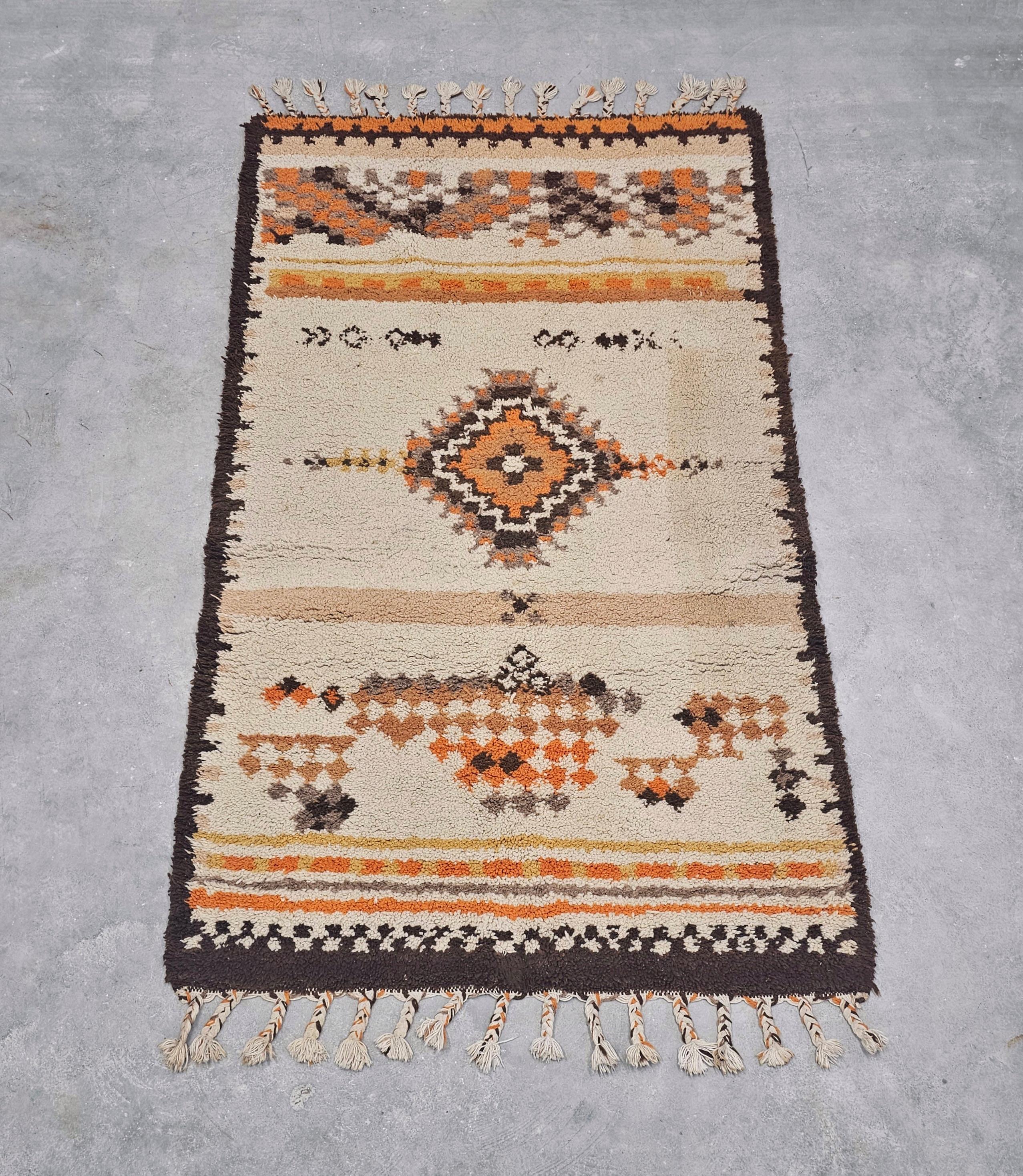 In diesem Angebot finden Sie eine wunderschöne Vintage Barber Rug, in 100% Wolle getan. Der Teppich ist in warmen, erdigen Farben gehalten, wodurch er sehr neutral ist und sich leicht mit verschiedenen Interieurs kombinieren lässt. Handgeknüpft in
