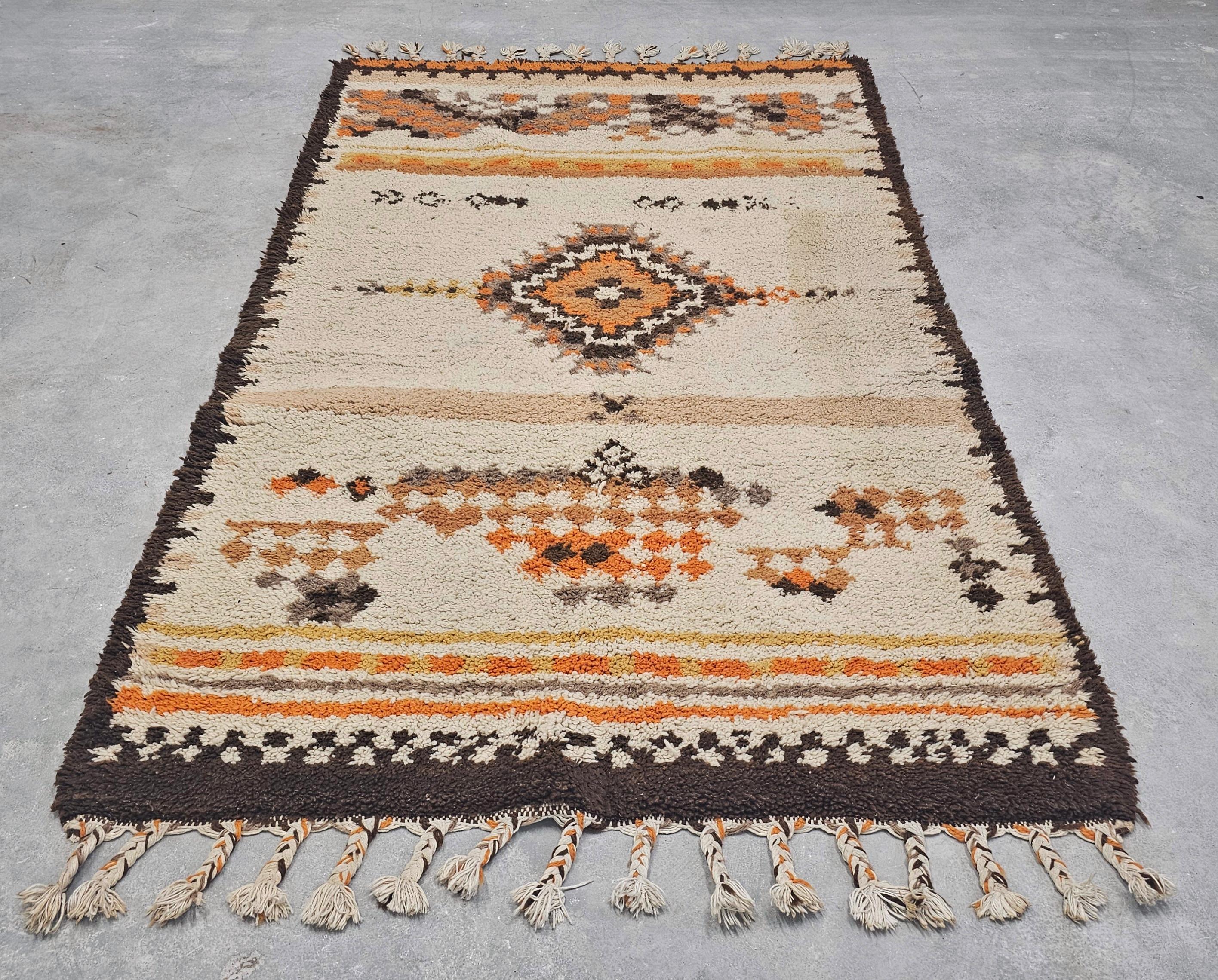 Handgeknüpfter, sehr dicker Barbierteppich in warmen Erdtönen, Marokko 1970er Jahre (Ende des 20. Jahrhunderts) im Angebot