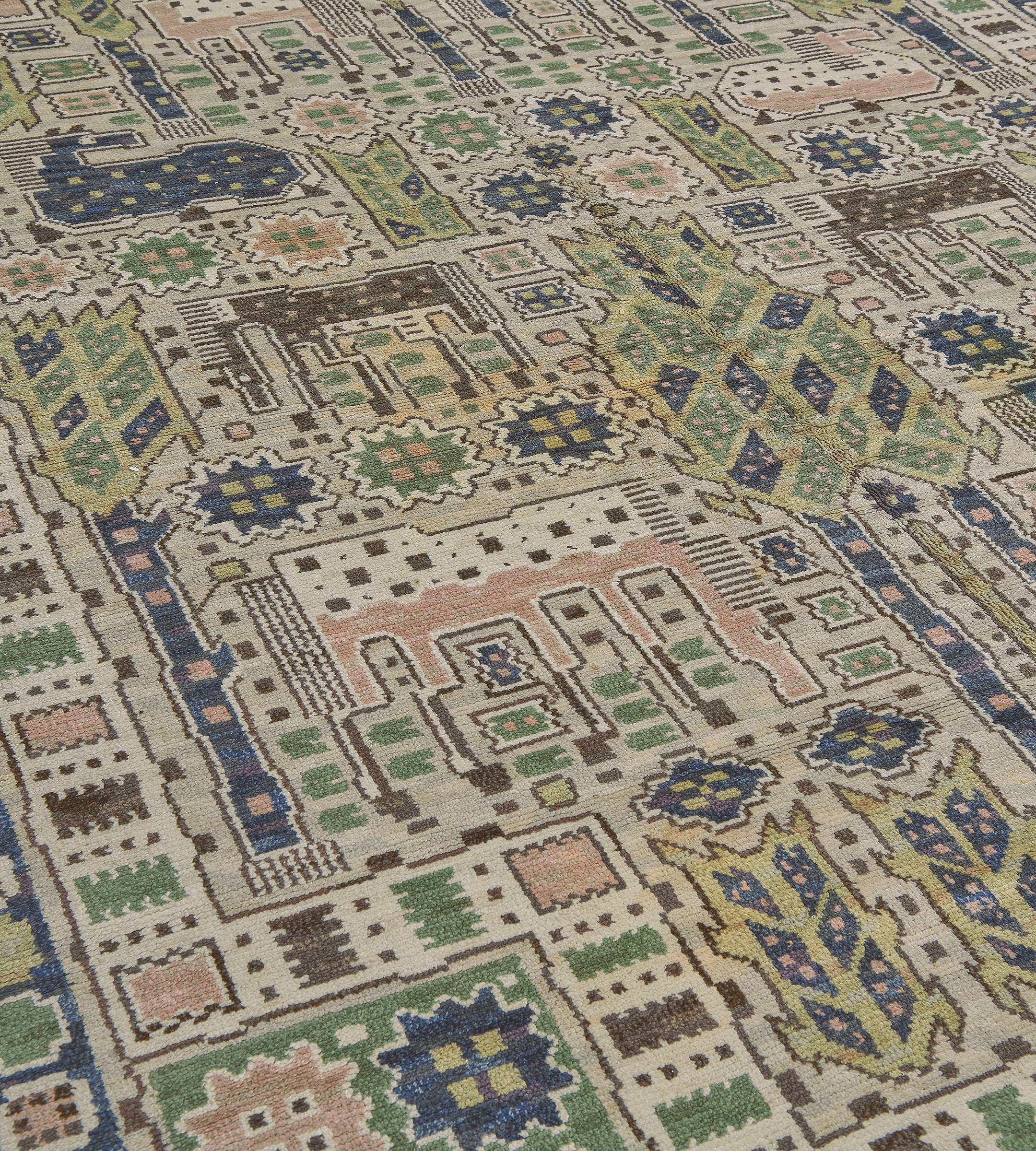 Dieser traditionelle, handgewebte schwedische Teppich hat ein elfenbeinfarbenes Feld mit dichten geometrischen Spritzern in schachbrettartigen Zwickeln, die von einer skurrilen indigoblauen, sich abwechselnden Ikonenbordüre zwischen mäandernden