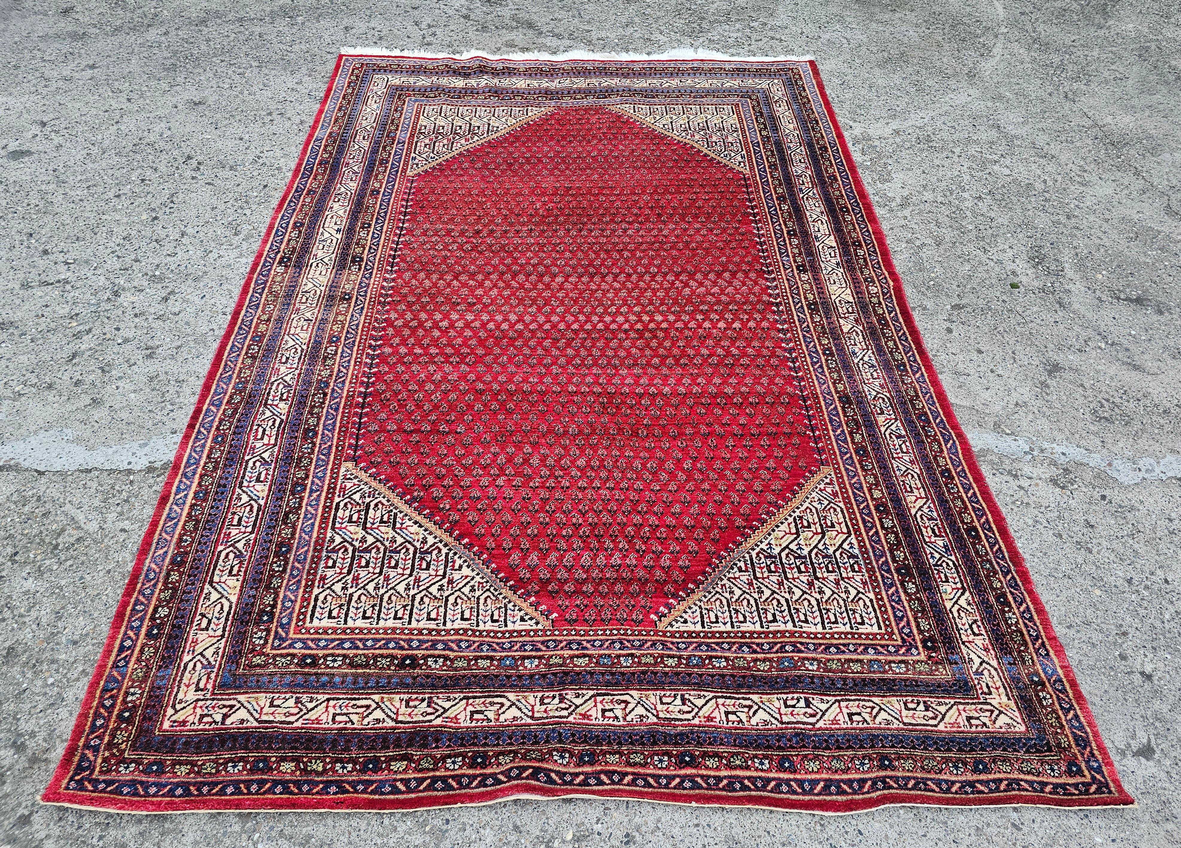 In diesem Angebot finden Sie eine alte, Vintage Persian Mir Teppich. Es ist aus bordeauxfarbener Wolle gefertigt, mit schönen geometrischen Mustern und beigen Ecken. Handgeknüpft aus 100% Wolle. Hergestellt in den 1950er Jahren.

In sehr gutem
