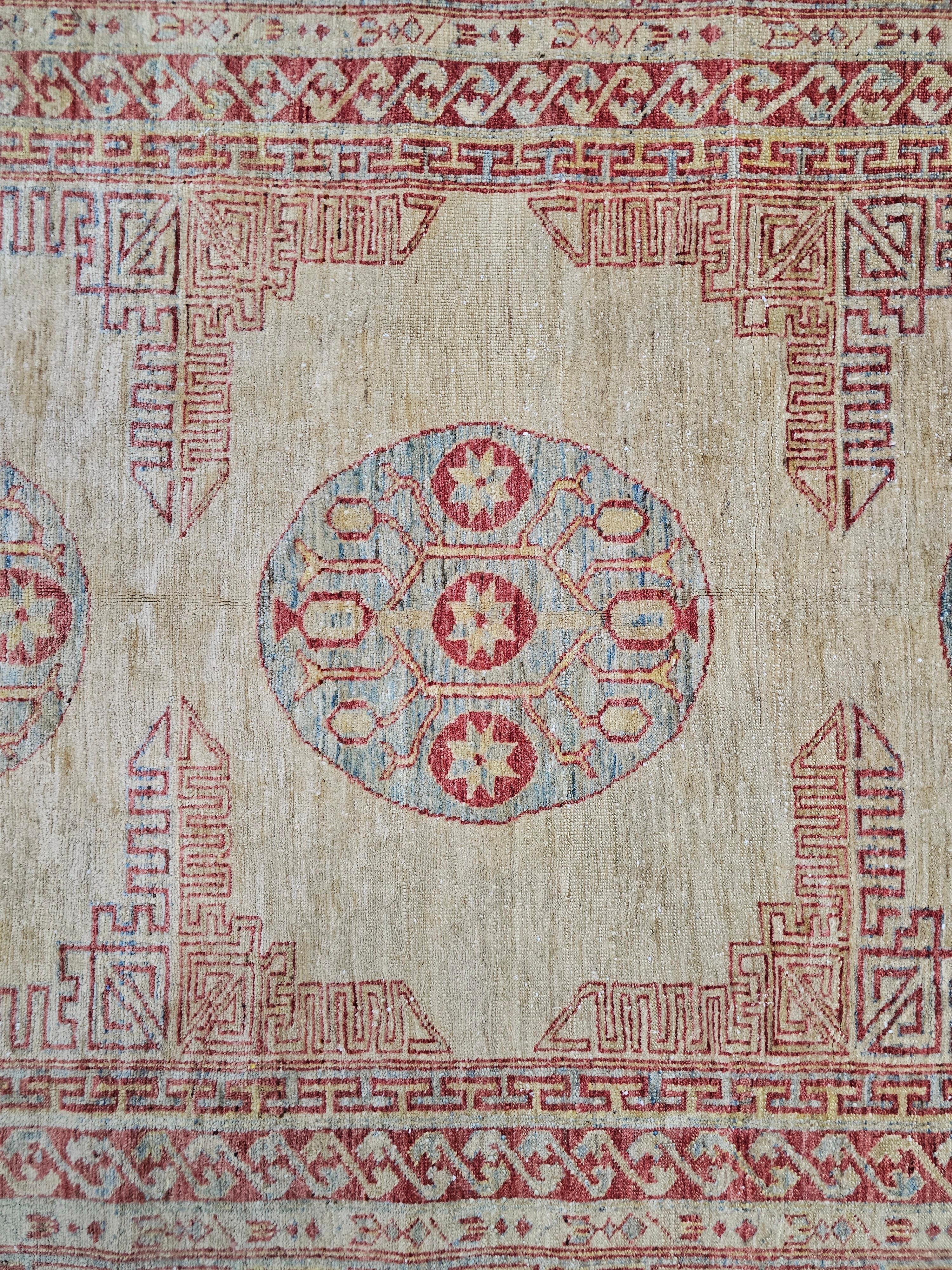 In dieser Auflistung finden Sie eine absolut steiking und sehr seltene Vintage Ziegler Teppich. Es zeigt fantastische geometrische Muster mit verwaschenem Rot und Blau auf Beige. Handgeknüpft. 100% Wolle.

Guter Vintage-Zustand mit einigen Zeit- und