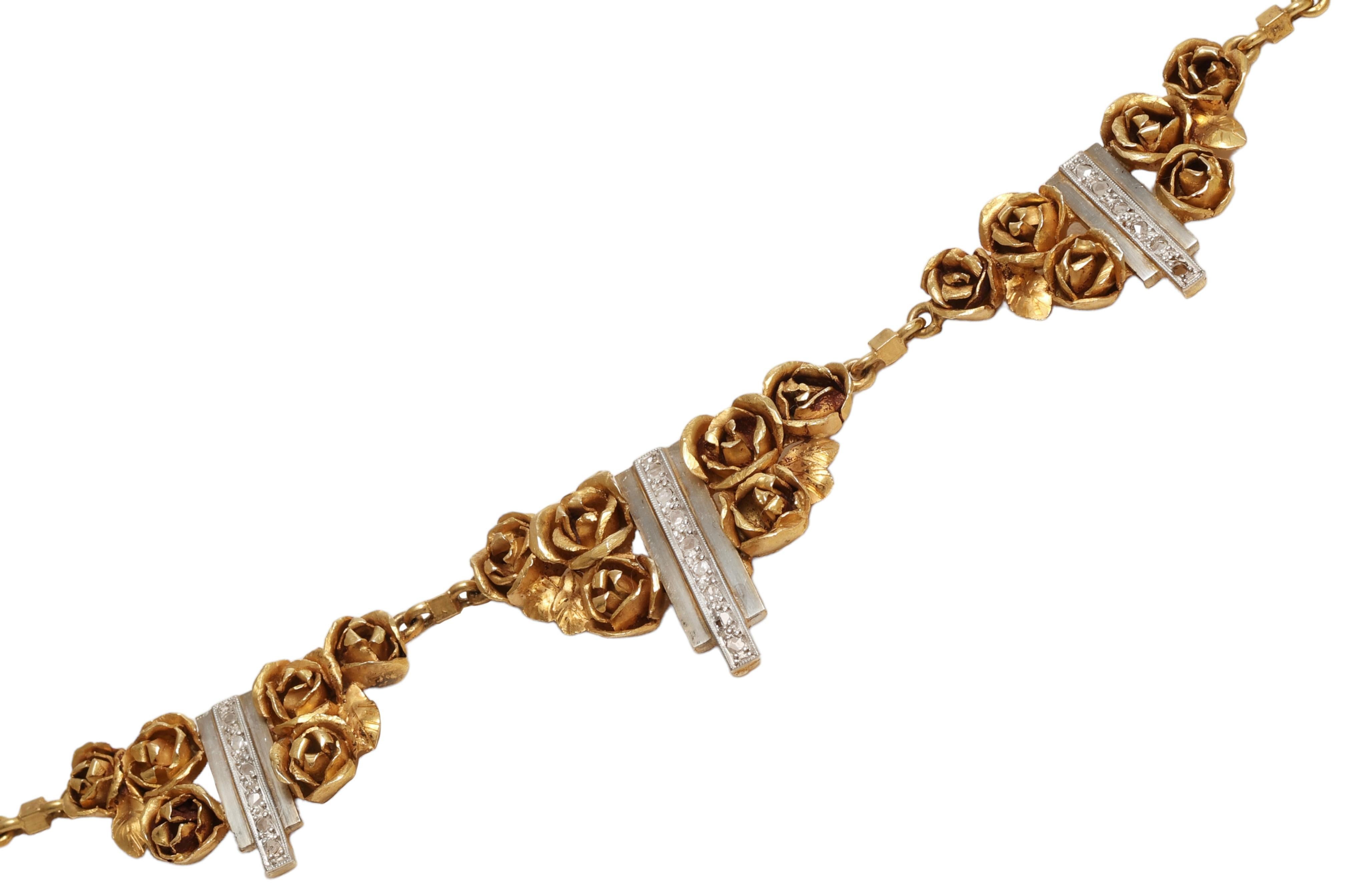 Vintage Hand Made 18 kt. Yellow Gold Necklace Depicting Roses and Diamond Set In Excellent Condition For Sale In Antwerp, BE