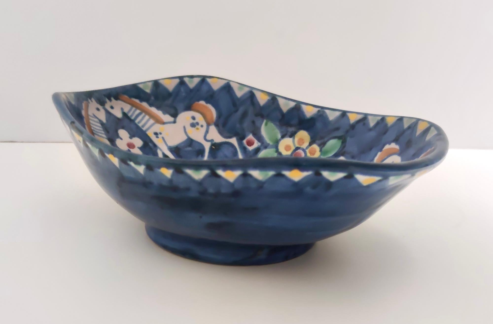 Handgefertigte und handbemalte Schale oder Tafelaufsatz aus Keramik, Italien (Mitte des 20. Jahrhunderts) im Angebot