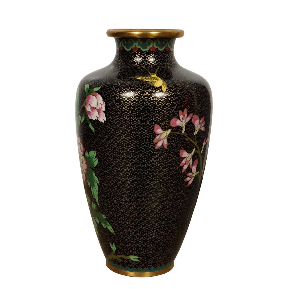 Questo magnifico vaso cinese antico in cloisonné è il pezzo d'arredamento perfetto. Con un bellissimo disegno floreale e di uccelli, è un'opera d'arte maestosamente lavorata a mano che catturerà sicuramente l'attenzione di tutti. Molto bello. Ci