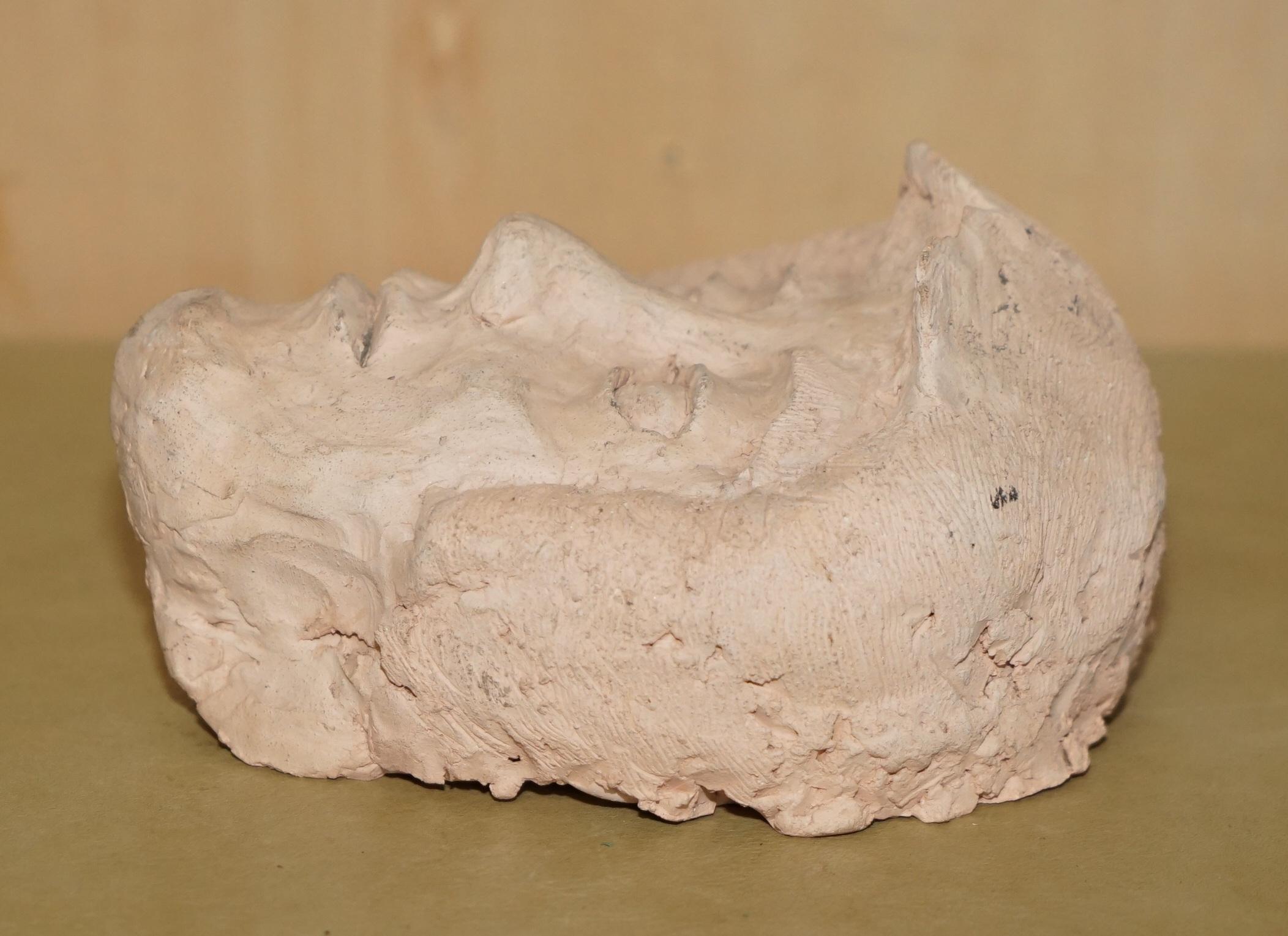 Altro ViNTAGE HAND MADE CLAY TERRACOTTO COLOUR SCULPTURE OF A FACE MASK in vendita