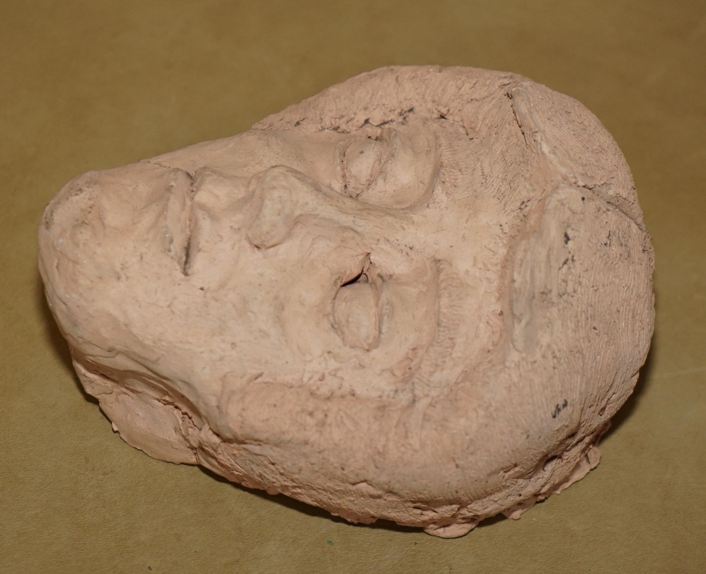 Inglese ViNTAGE HAND MADE CLAY TERRACOTTO COLOUR SCULPTURE OF A FACE MASK in vendita
