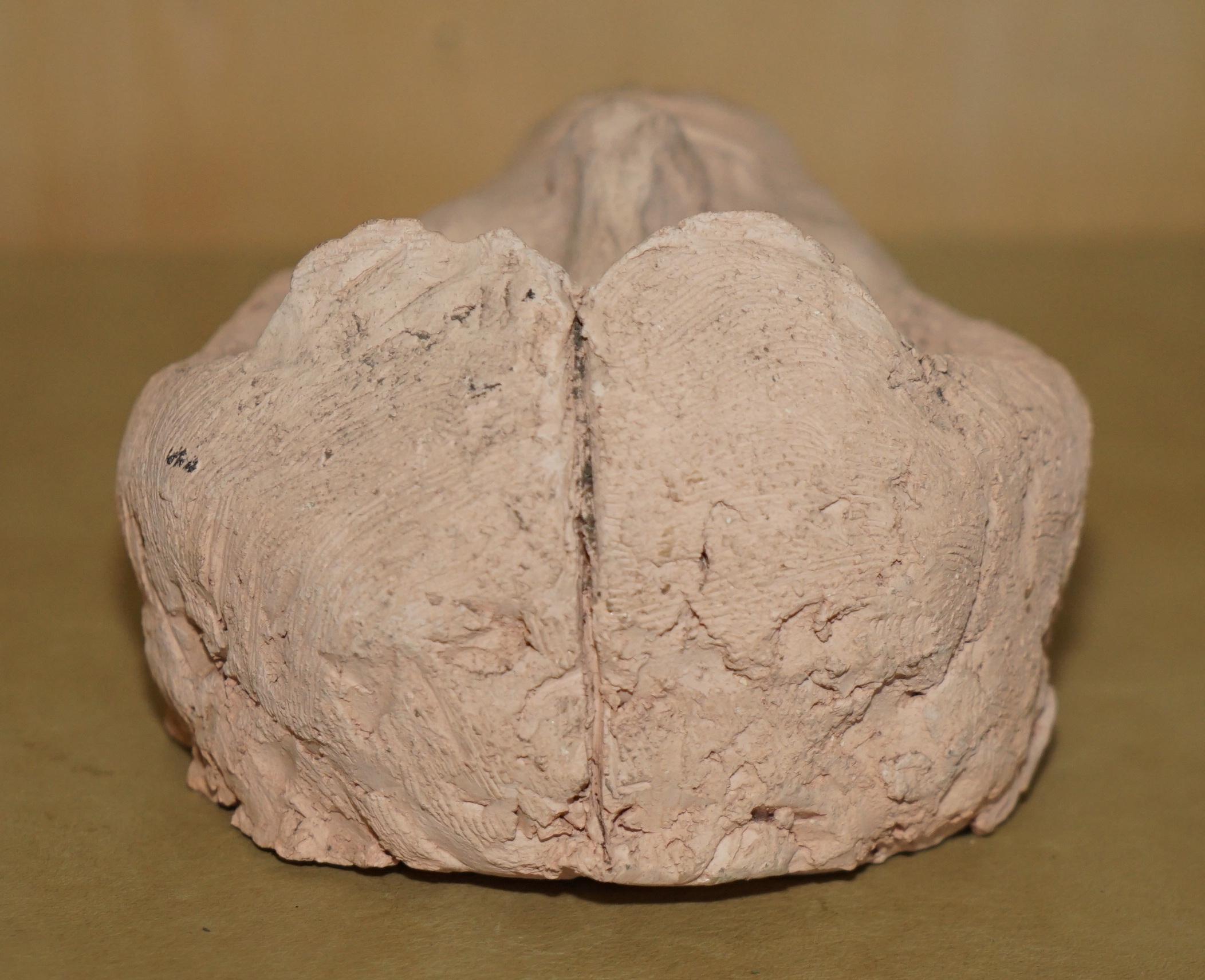 Fatto a mano ViNTAGE HAND MADE CLAY TERRACOTTO COLOUR SCULPTURE OF A FACE MASK in vendita