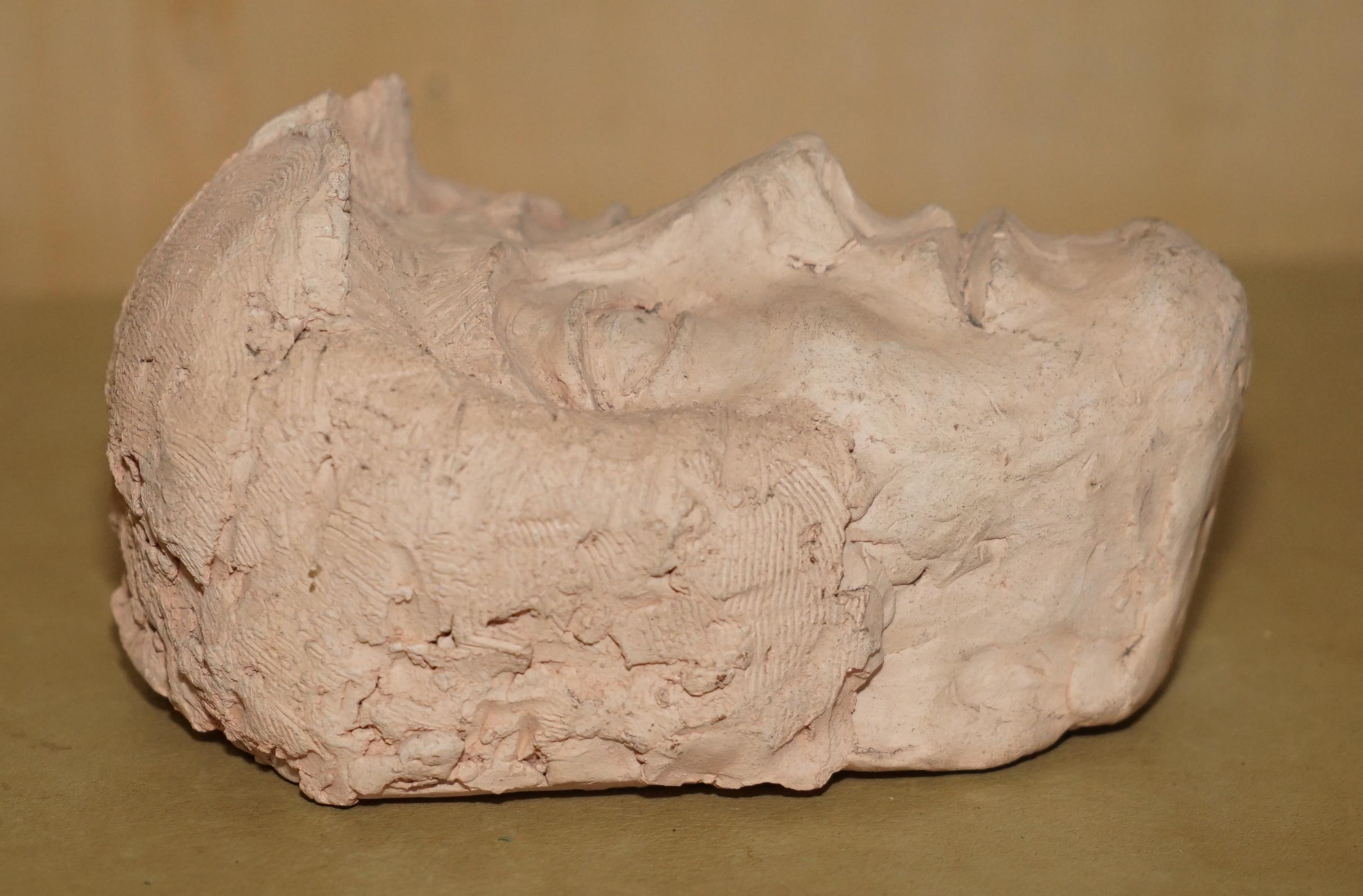 ViNTAGE HAND MADE CLAY TERRACOTTO COLOUR SCULPTURE OF A FACE MASK In condizioni buone in vendita a West Sussex, Pulborough