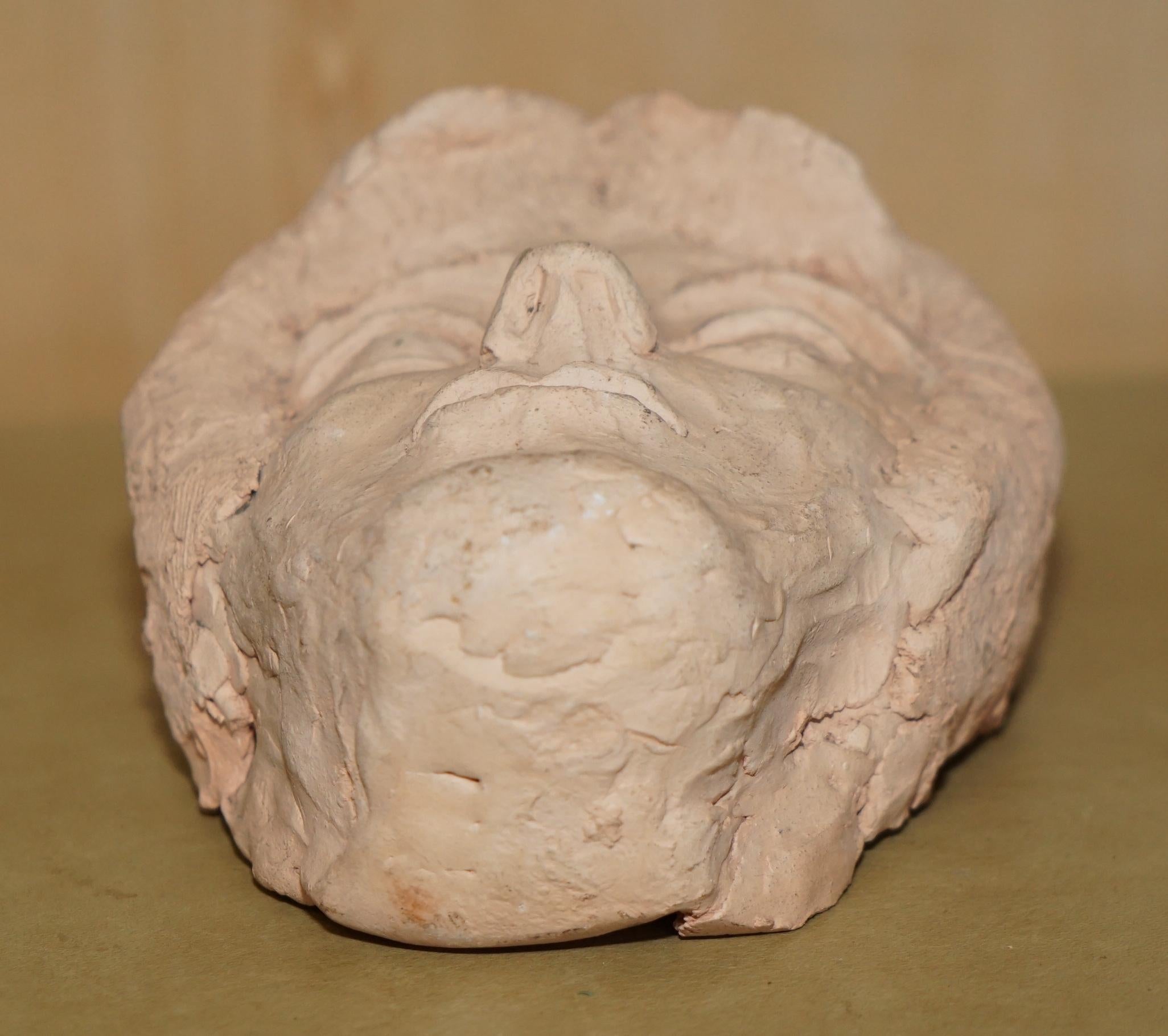 XX secolo ViNTAGE HAND MADE CLAY TERRACOTTO COLOUR SCULPTURE OF A FACE MASK in vendita