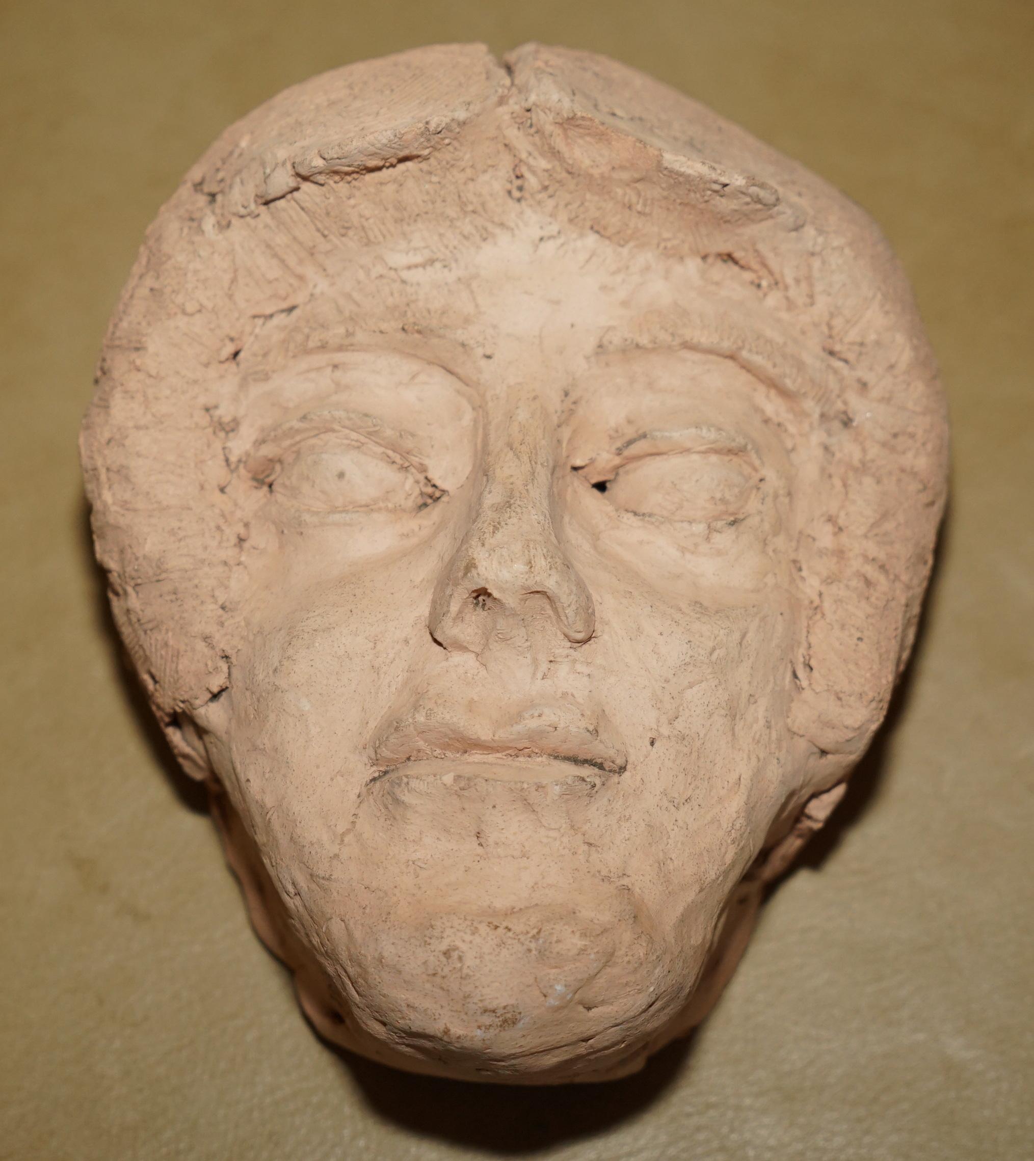 Argilla ViNTAGE HAND MADE CLAY TERRACOTTO COLOUR SCULPTURE OF A FACE MASK in vendita