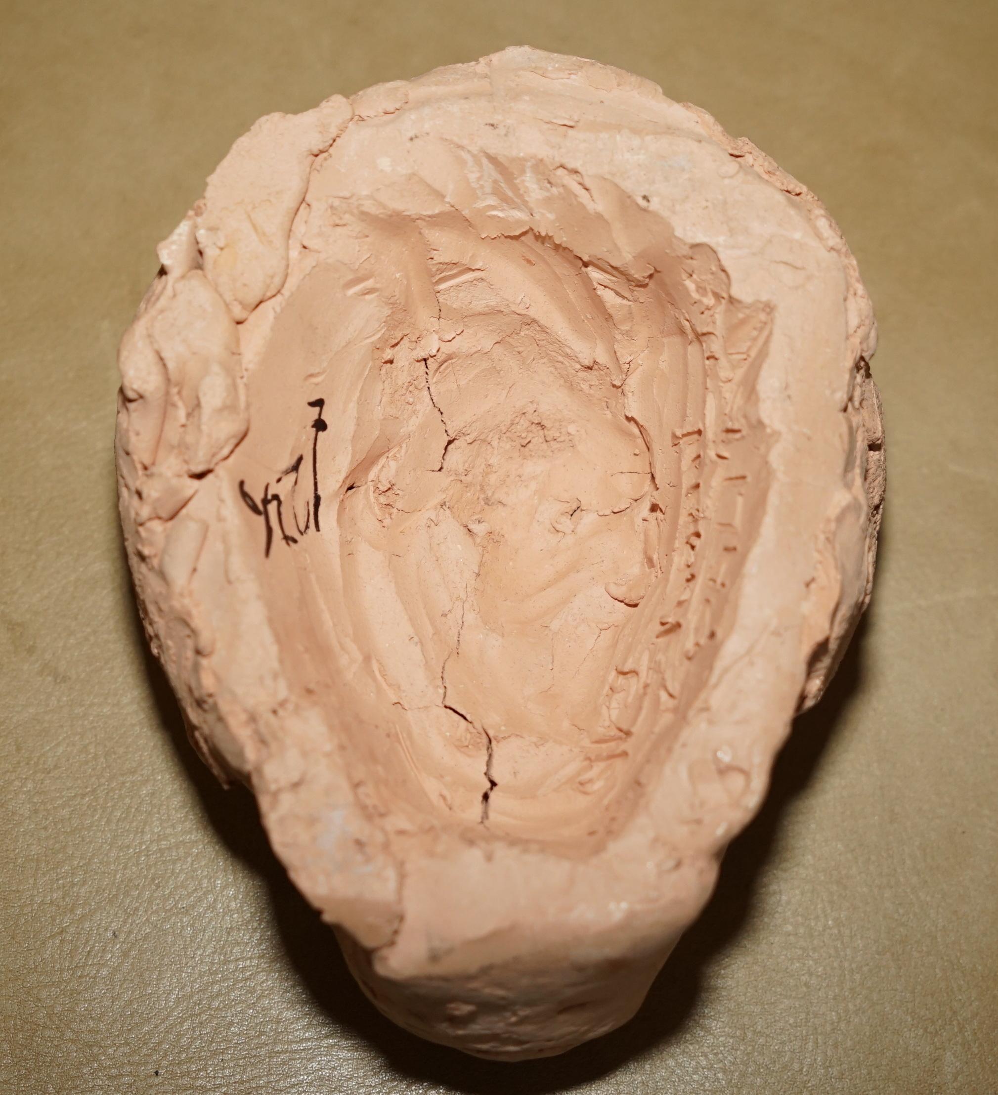 ViNTAGE HAND MADE CLAY TERRACOTTO COLOUR SCULPTURE OF A FACE MASK in vendita 1