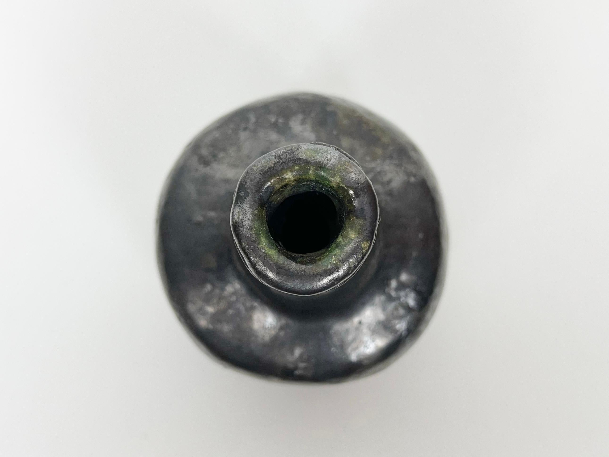 Vieux Vase Bouteille en Céramique Brut fait à la main en vente 1