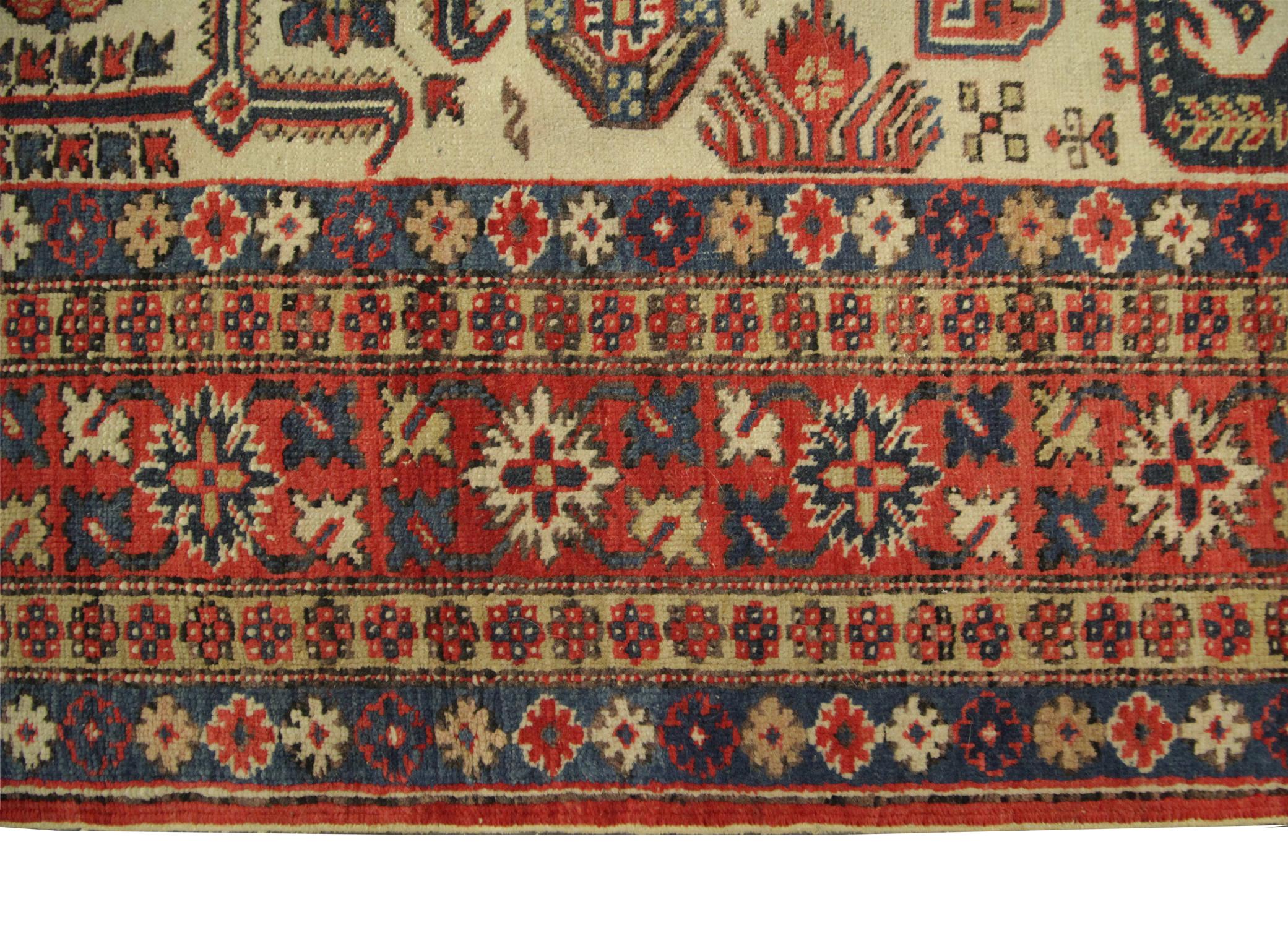 Teinture végétale Tapis caucasien vintage fait à la main:: tapis en laine multicolore pour le salon en vente