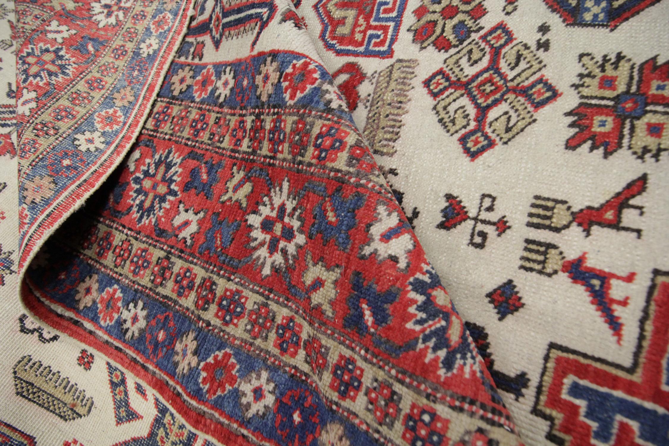 Laine Tapis caucasien vintage fait à la main:: tapis en laine multicolore pour le salon en vente