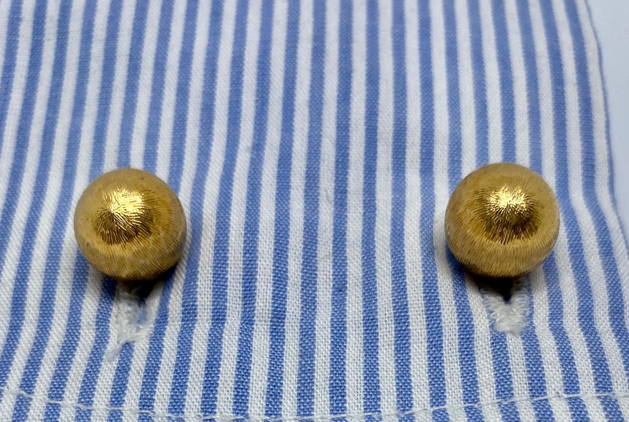 Artisan Vintage, Handmade Cufflinks in Yellow Gold with Florentine Finish For Sale