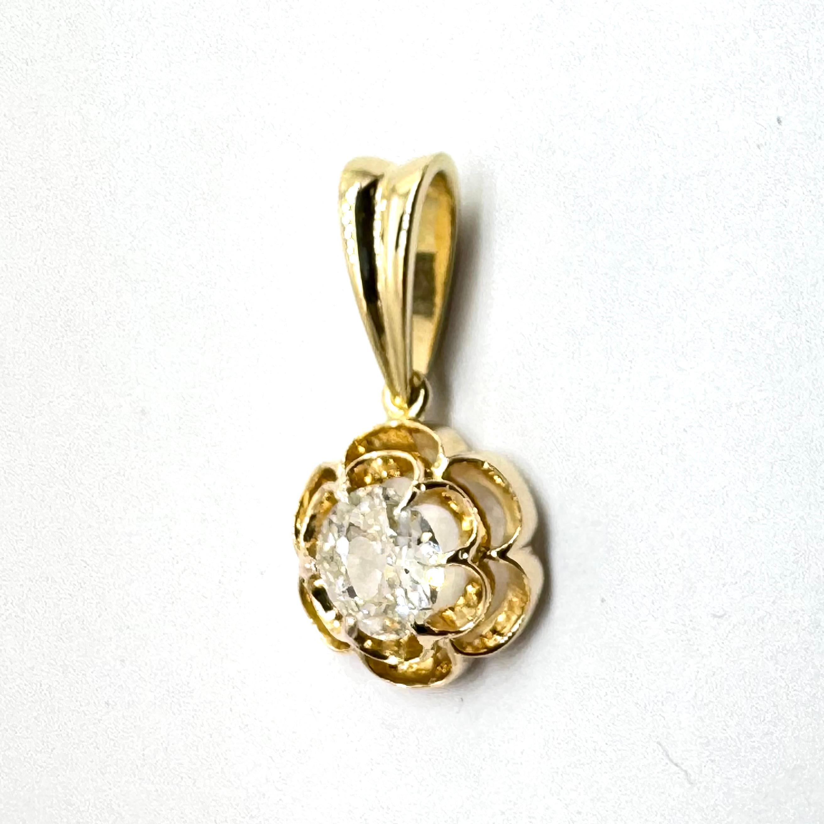 Ciondolo vintage con diamante realizzato a mano nel tradizionale doppio ranuncolo in oro 18 carati
Diamante ovale taglio vecchio europeo incastonato a sei griffe, peso stimato 0,70 carati, purezza SI, colore G-H.
La misura del diamante è di 5,9 mm x