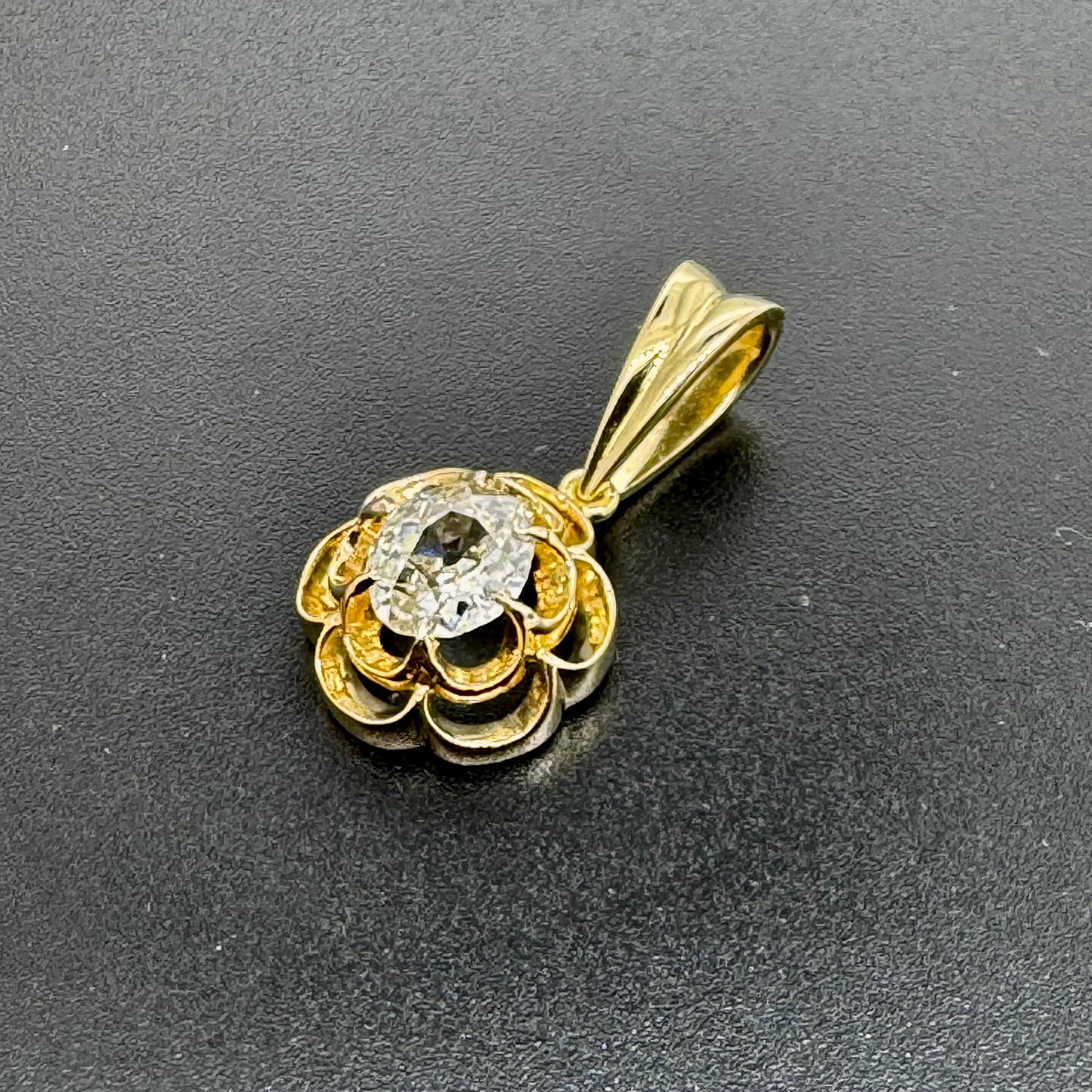 Ciondolo con diamante d'epoca realizzato a mano con il tradizionale design a ranuncolo in oro In condizioni buone in vendita a MELBOURNE, VIC