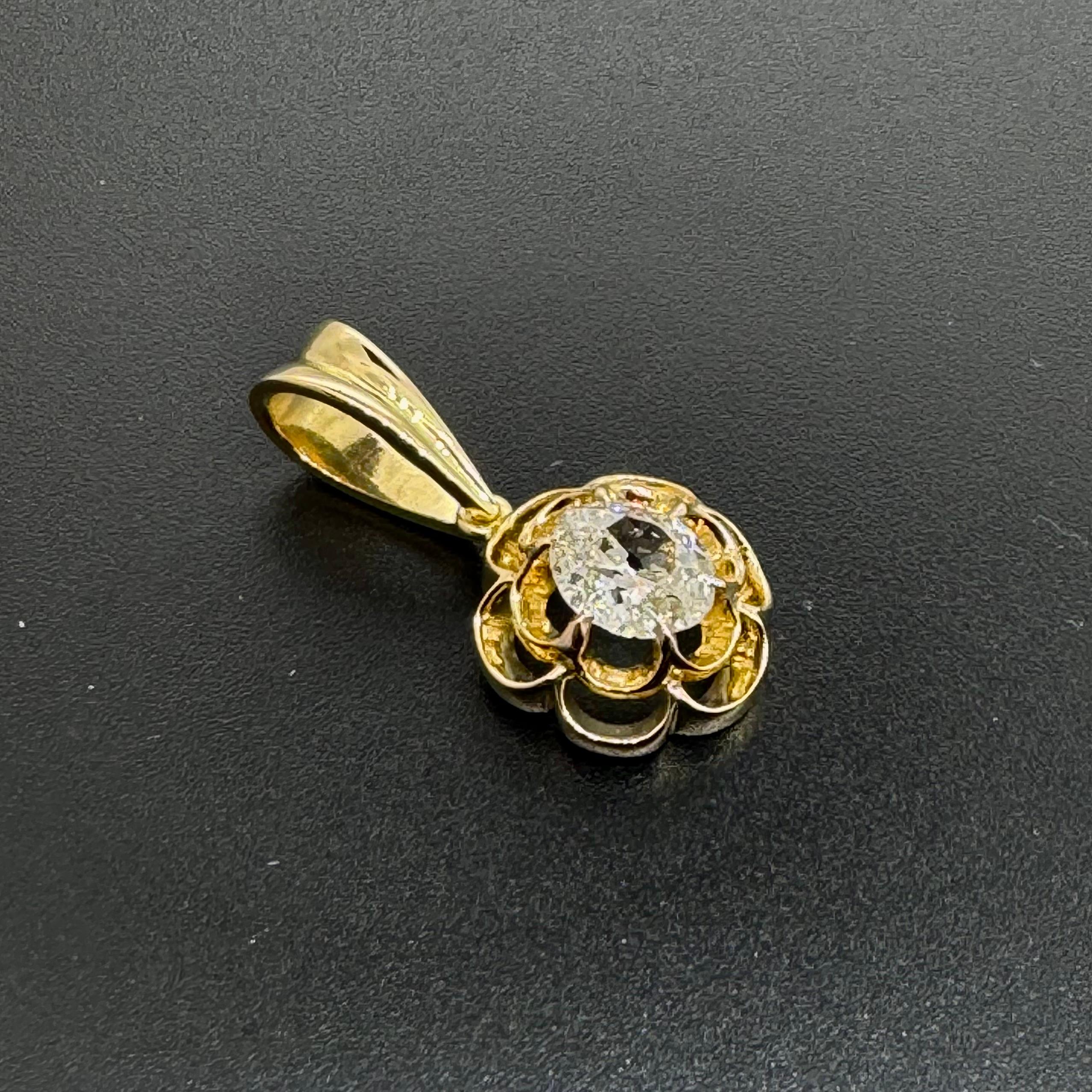 Donna Ciondolo con diamante d'epoca realizzato a mano con il tradizionale design a ranuncolo in oro in vendita