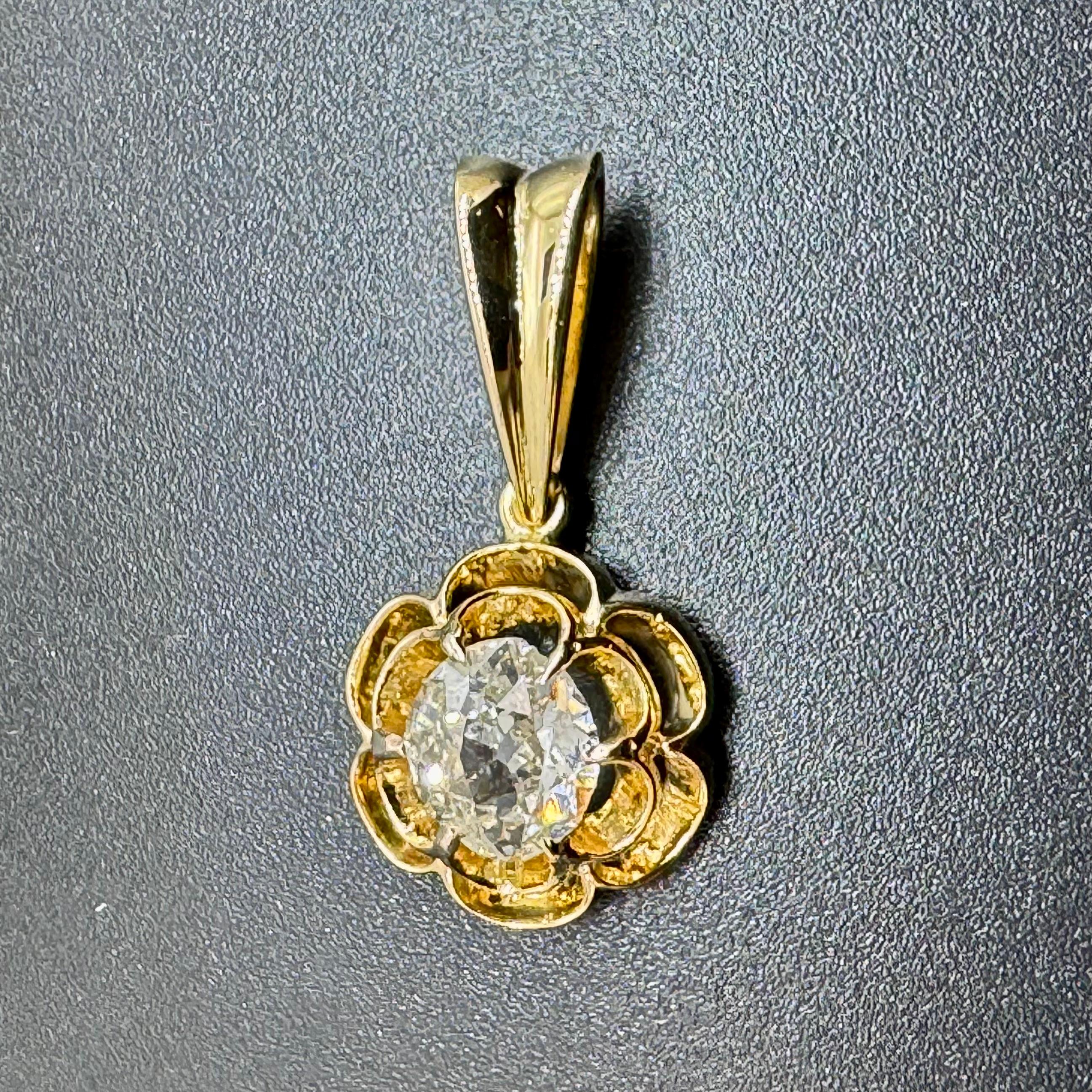 Ciondolo con diamante d'epoca realizzato a mano con il tradizionale design a ranuncolo in oro in vendita 1