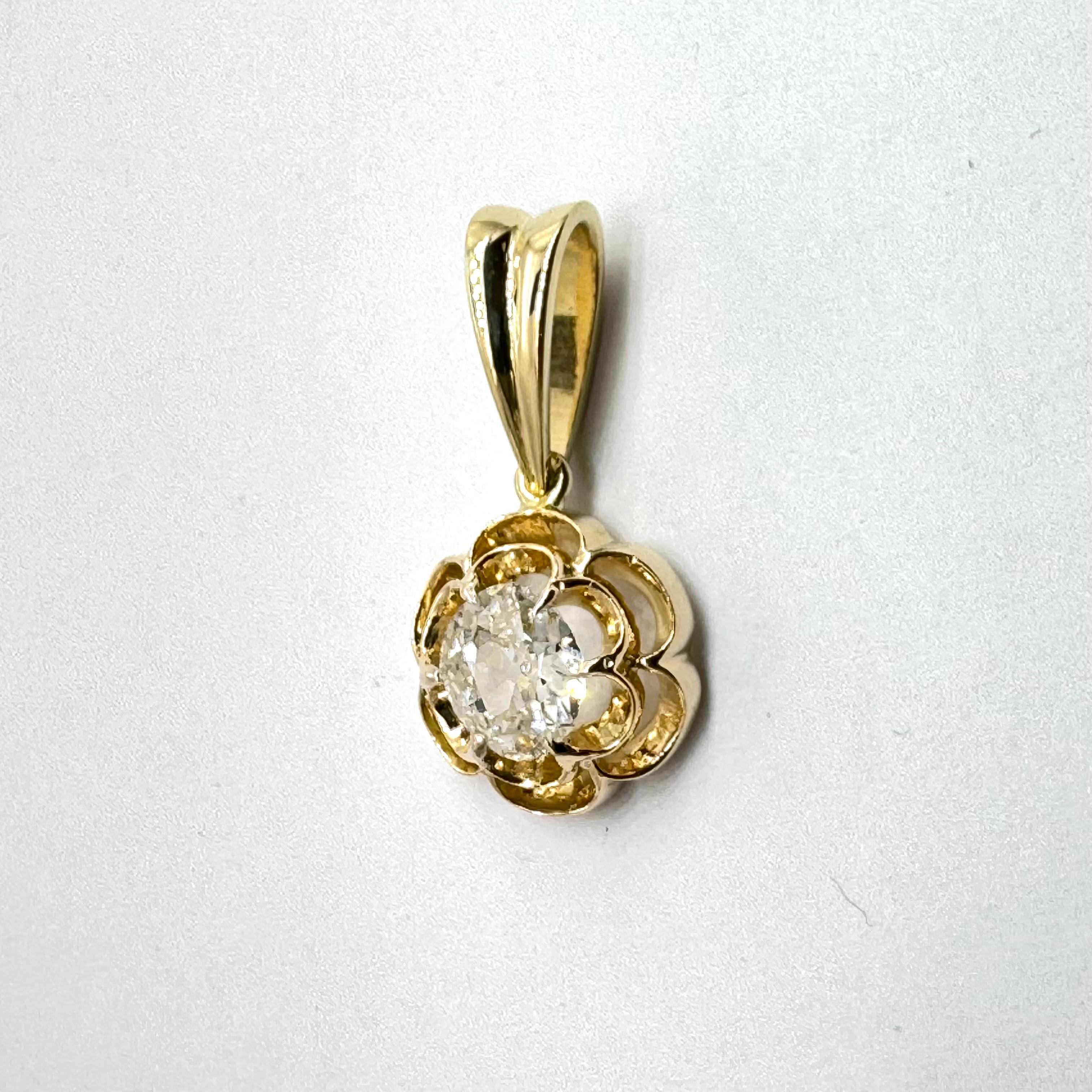 Ciondolo con diamante d'epoca realizzato a mano con il tradizionale design a ranuncolo in oro in vendita 2