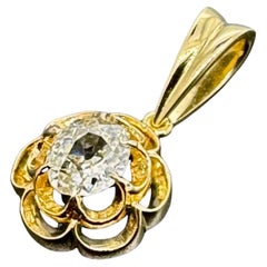 Ciondolo con diamante d'epoca realizzato a mano con il tradizionale design a ranuncolo in oro
