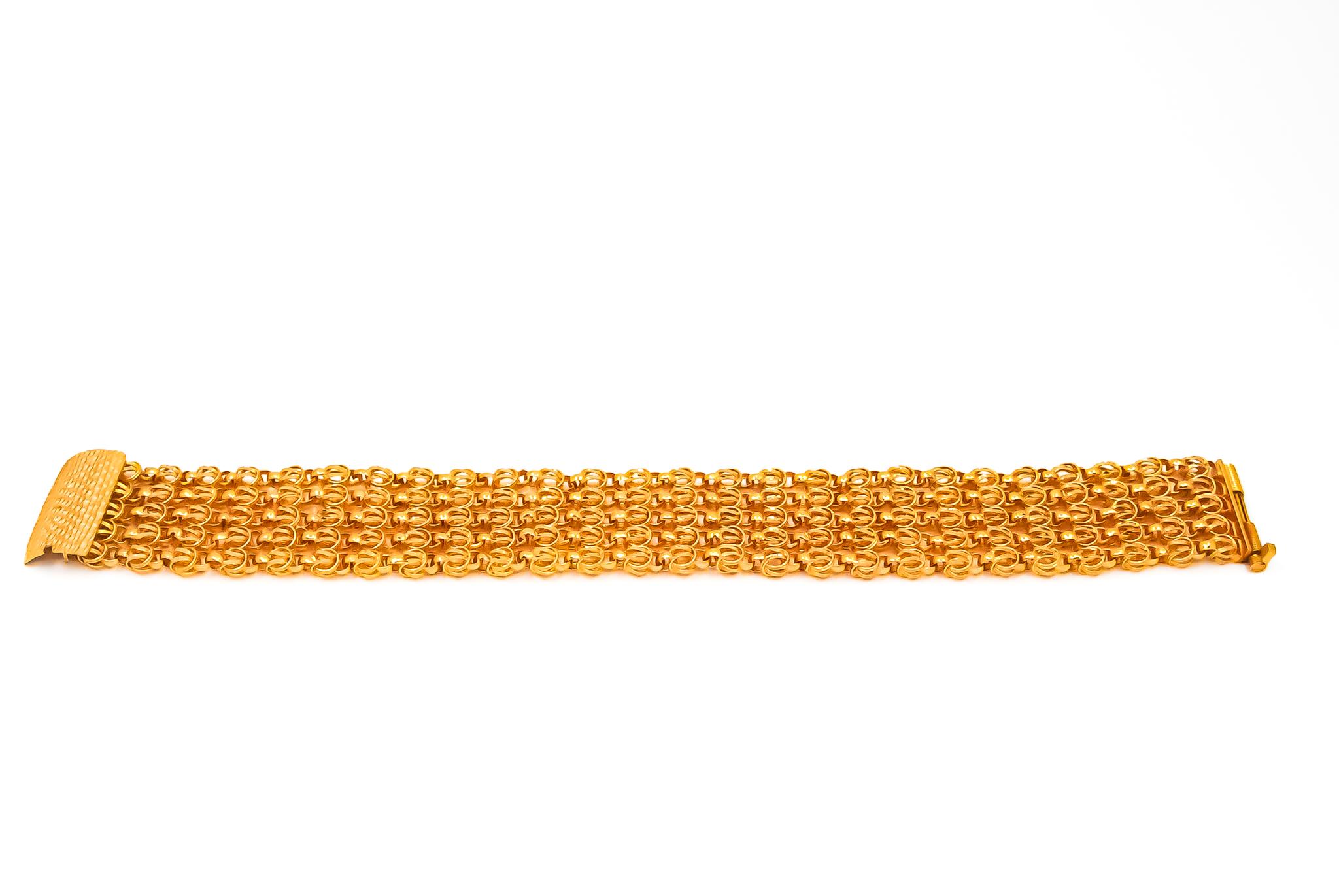 Breites italienisches 21 Karat Goldarmband aus den 1960er Jahren. 

Handgefertigt in Italien in 21 Karat Gold auf besonderen Wunsch in den 1960er Jahren.

Nur 1 Stück verfügbar.

Länge - 19cm

Breite - 2,25 cm

Ausgezeichneter Zustand - Das Stück
