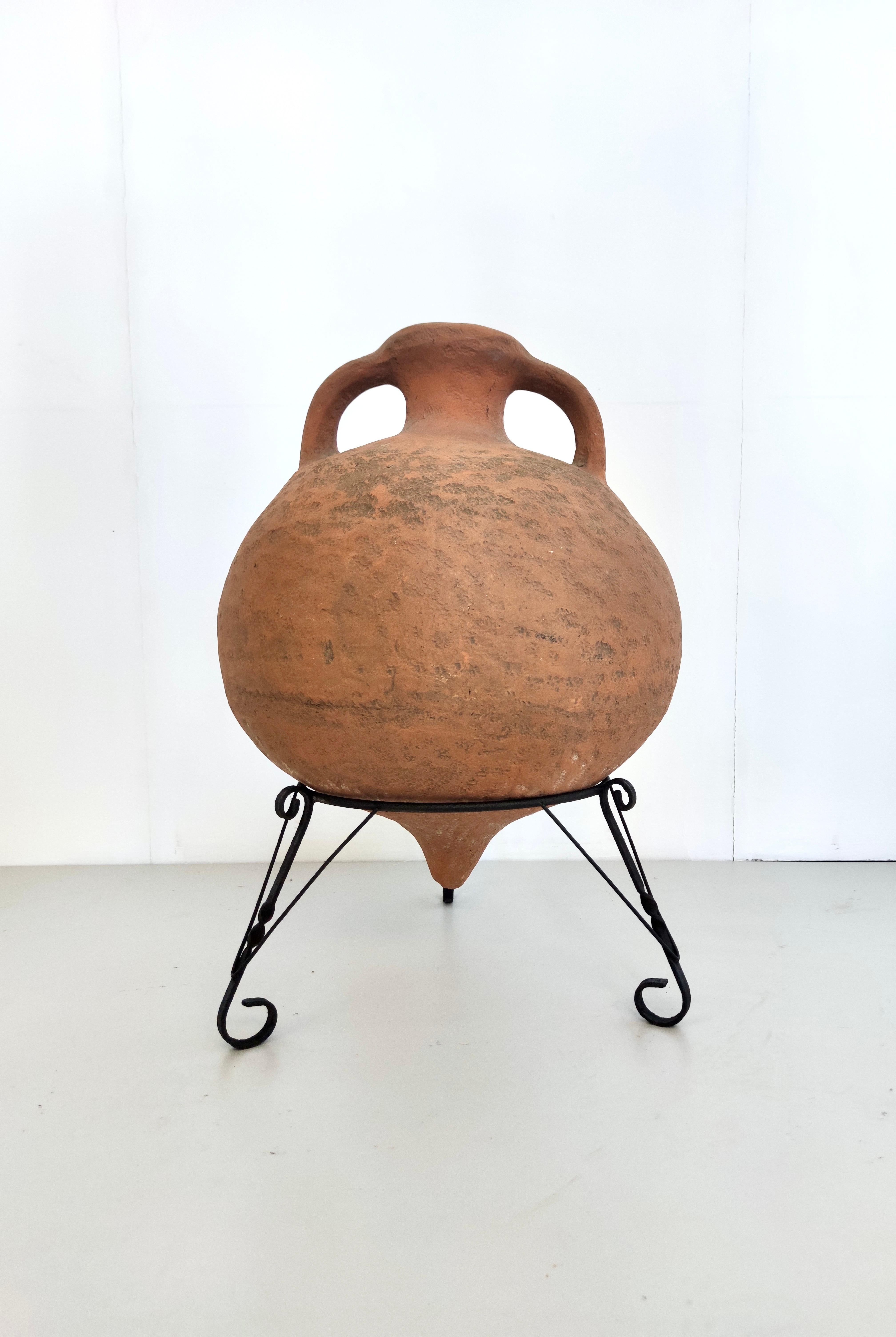 Vintage Hand-Modeled Earthenware Jar with a Black Varnished Iron Stand, Italy In Excellent Condition For Sale In Bresso, Lombardy