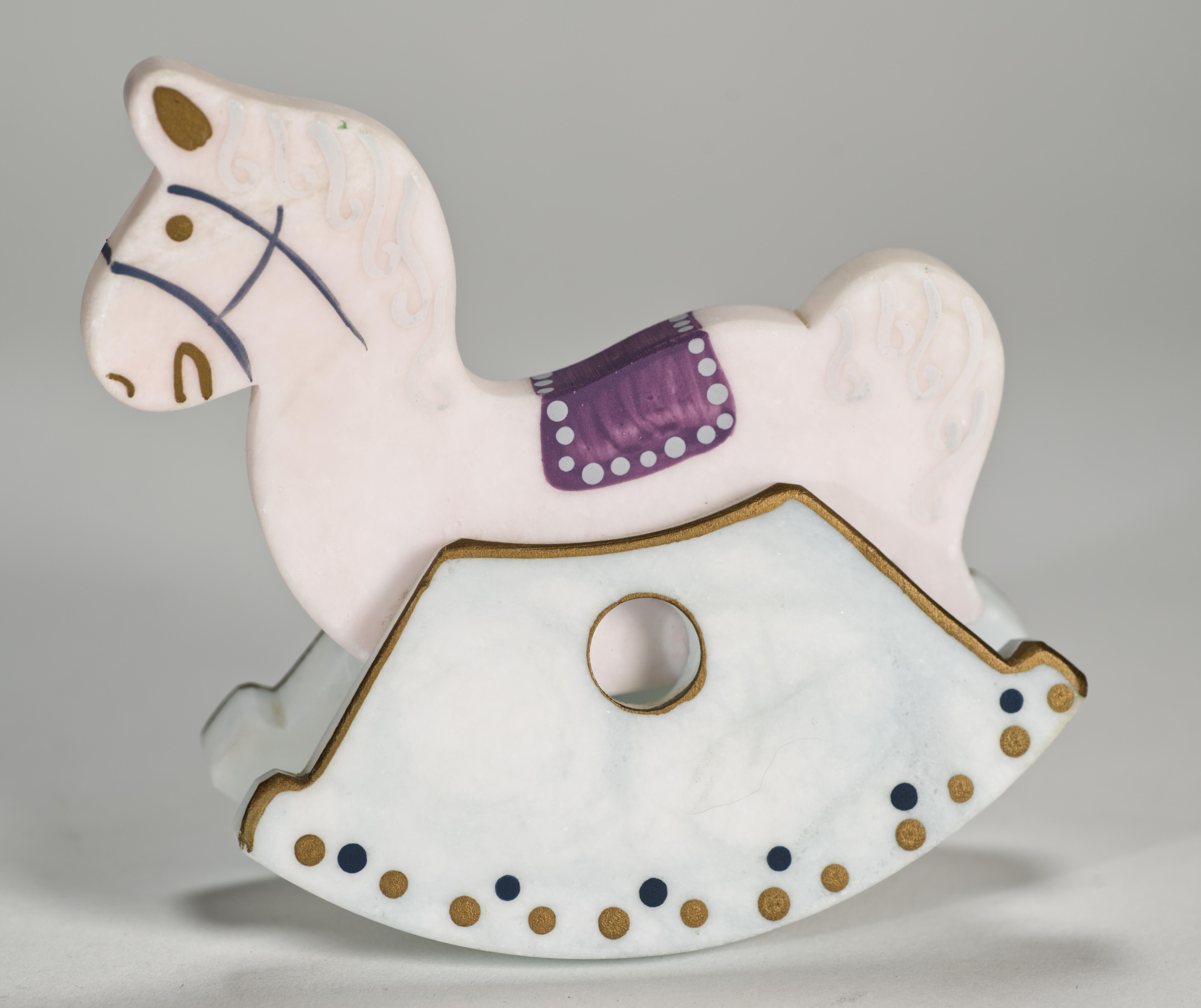  Encantadora figurita vintage de caballo balancín con decoración pintada a mano sobre cuerpo de alabastro. La forma abstracta modernista se complementa con sencillos motivos gráficos abstractos en colores gris oscuro, morado y bronce; el color azul