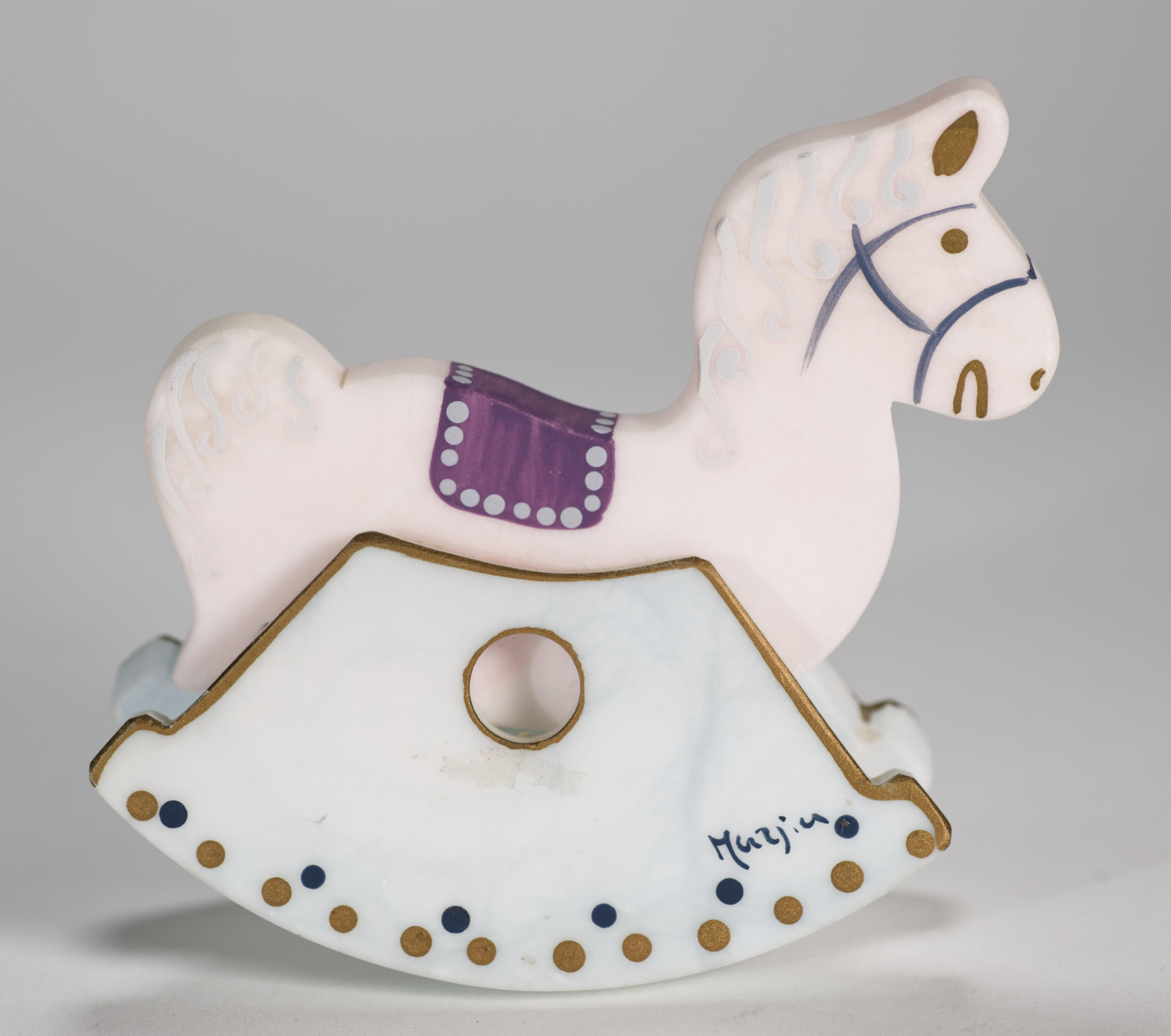 Figurilla Caballo balancín de alabastro pintado a mano, Italia Moderno de mediados de siglo en venta
