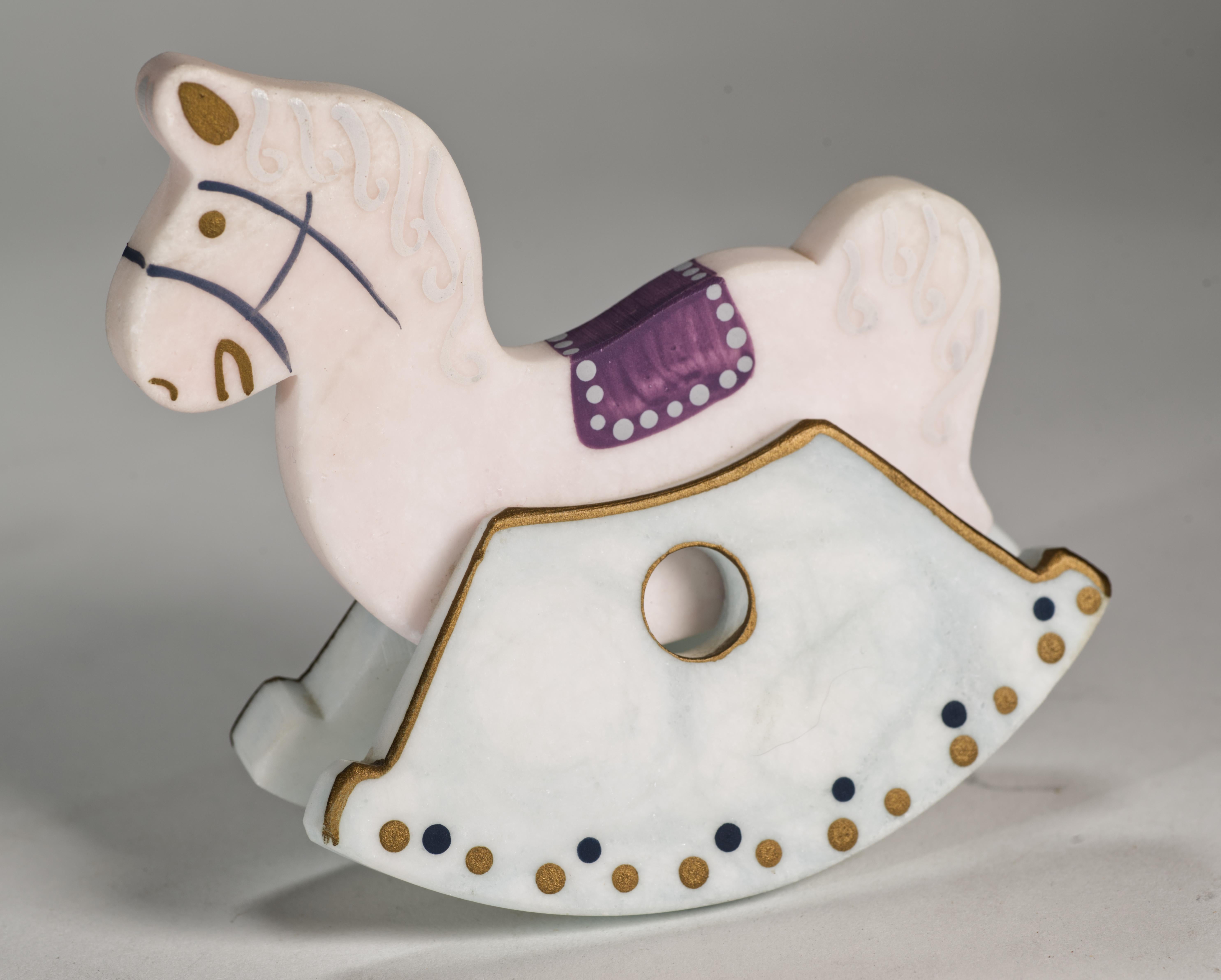 Figurilla Caballo balancín de alabastro pintado a mano, Italia Hecho a mano en venta