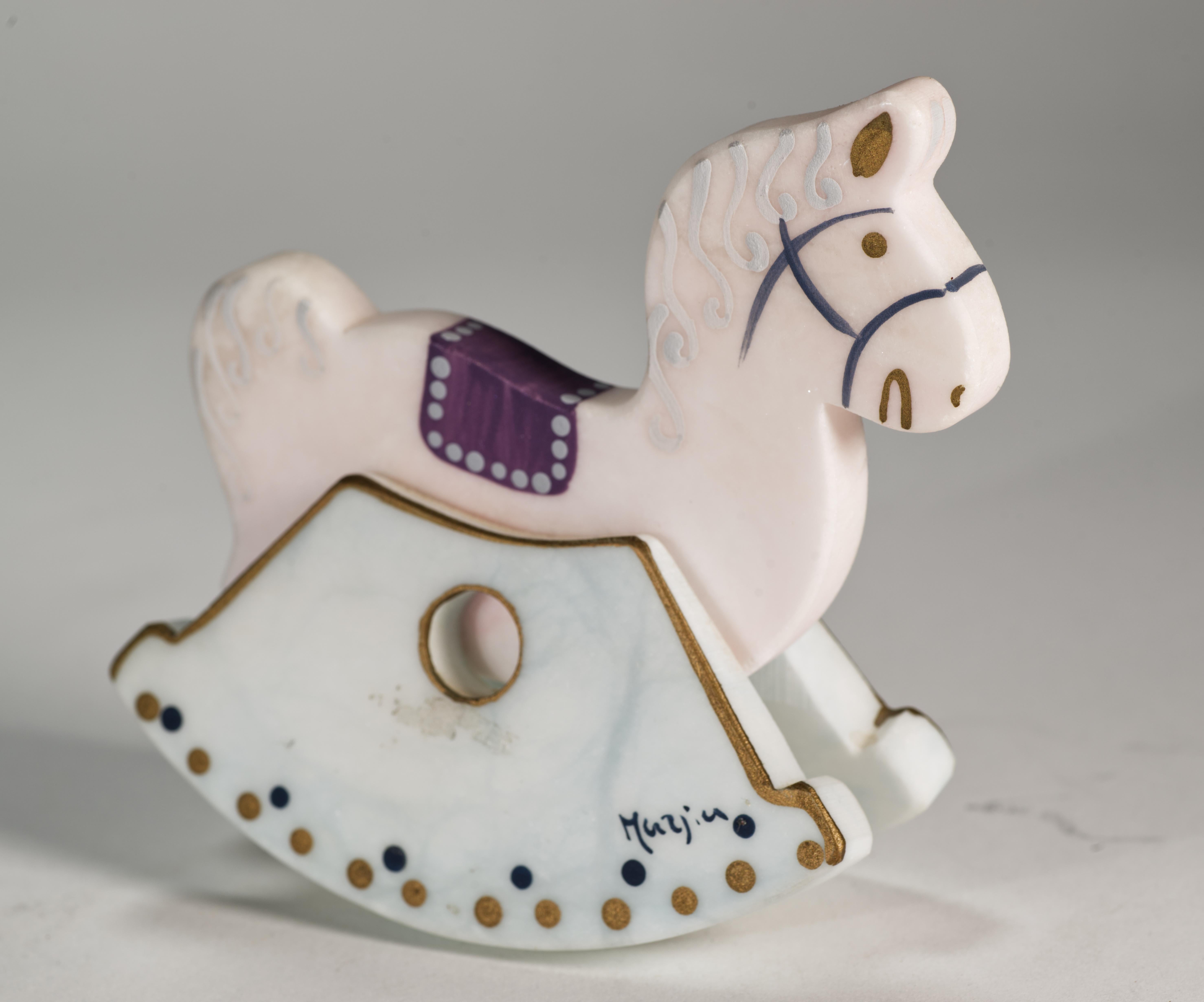 Figurilla Caballo balancín de alabastro pintado a mano, Italia en venta 1