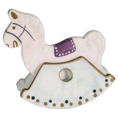 Figurilla Caballo balancín de alabastro pintado a mano, Italia