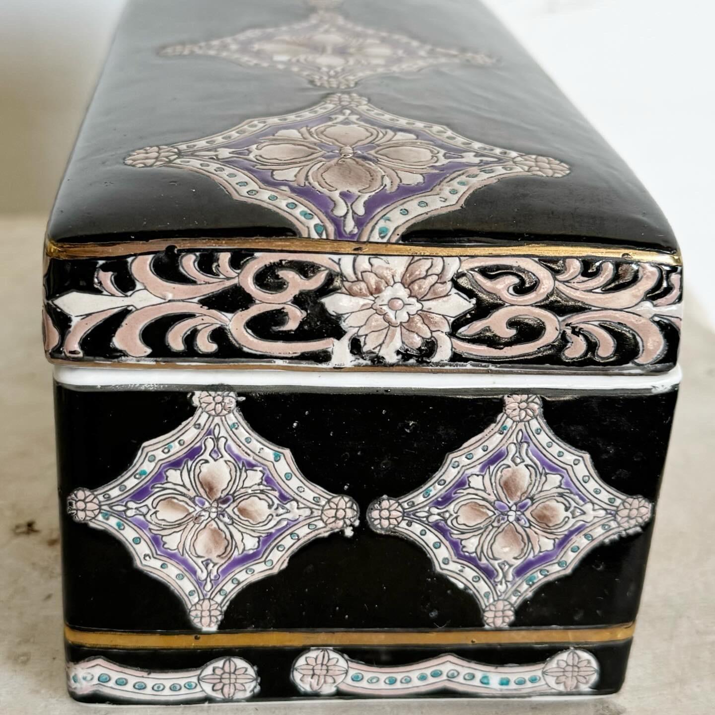 Vintage Hand Painted and Etched Porcelain Container In Good Condition In Delray Beach, FL