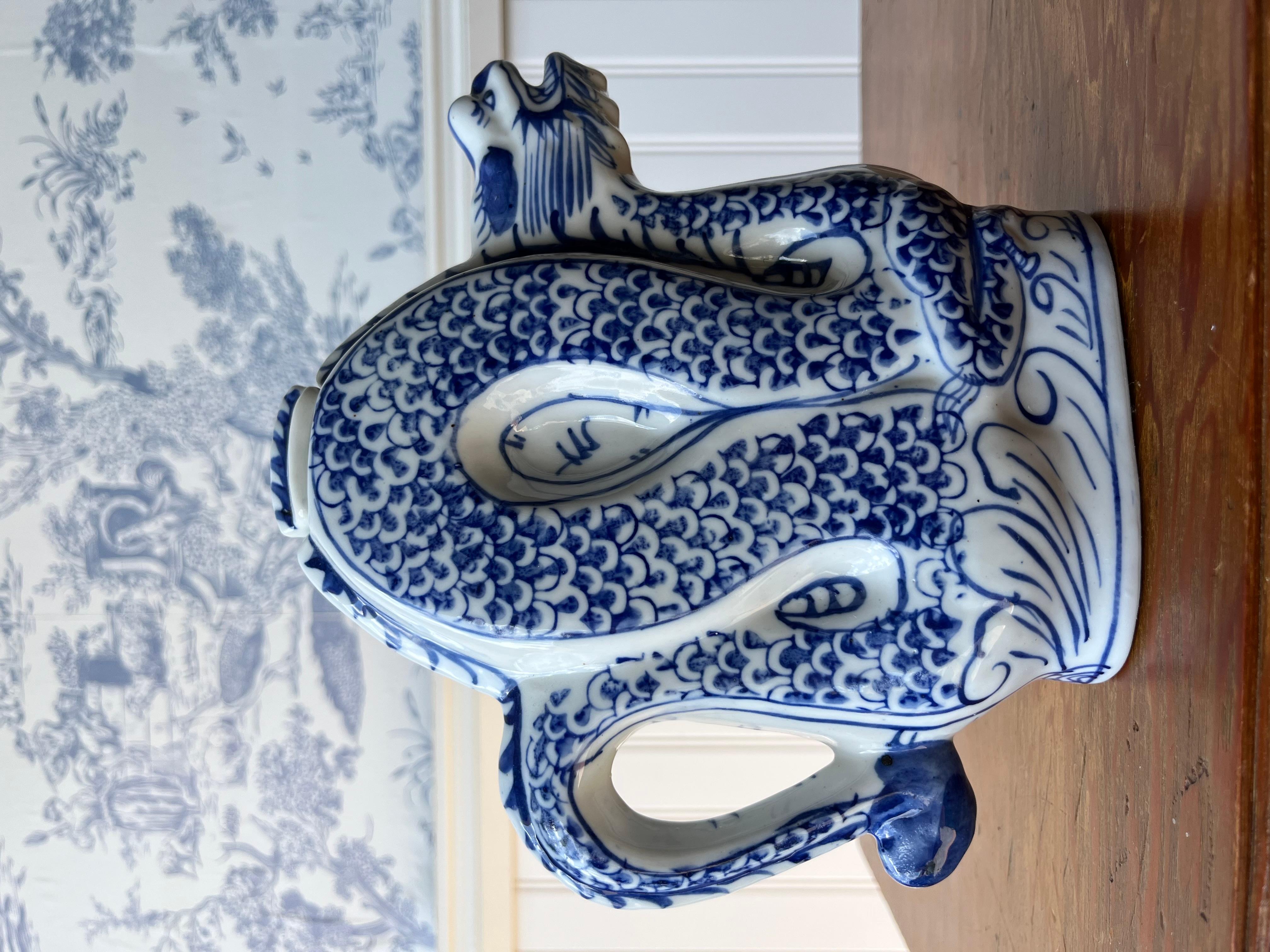 Vintage Hand gemalt blau und weiß Porzellan chinesischen Drachen Teekanne (20. Jahrhundert) im Angebot